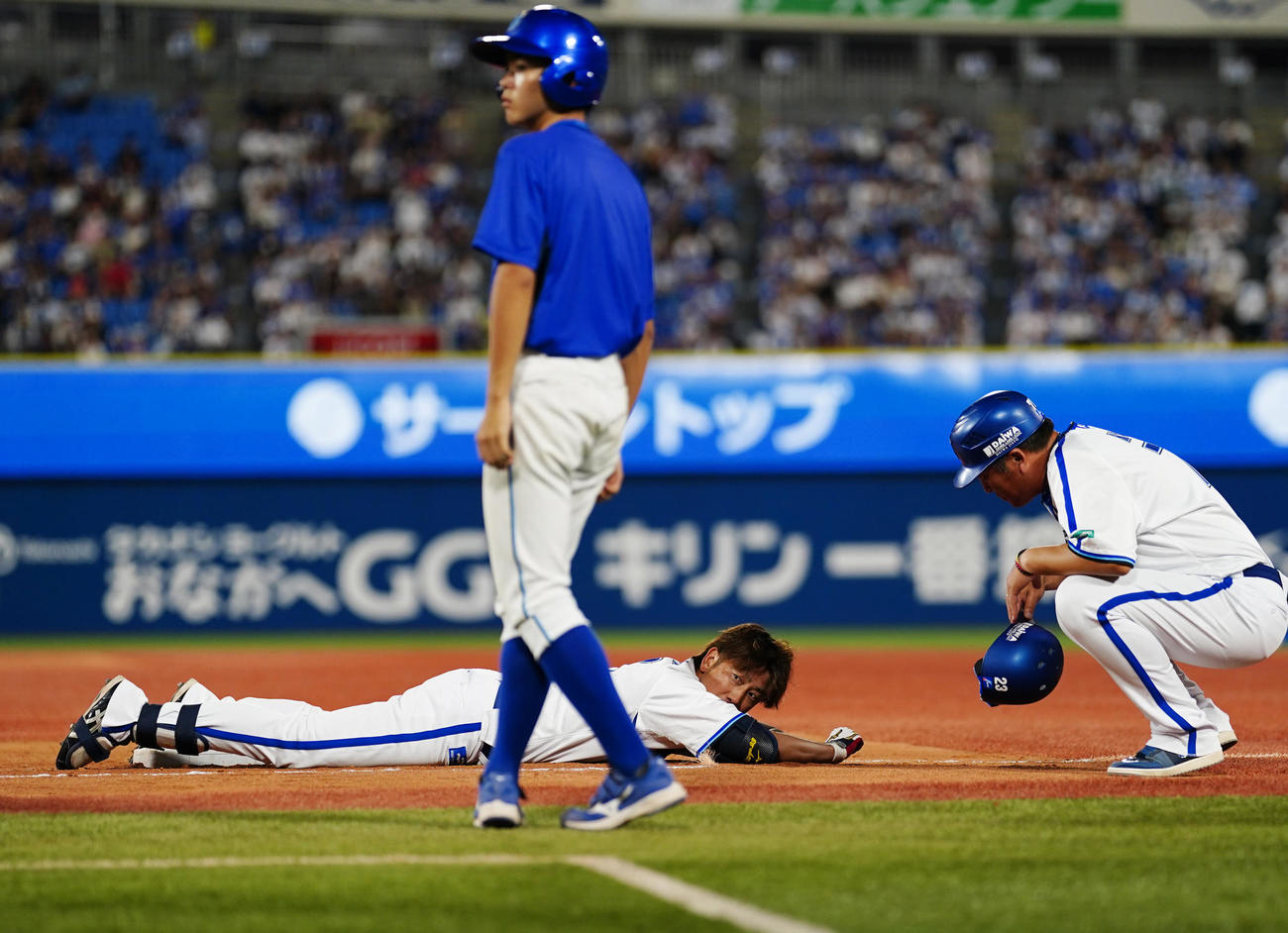DeNA対中日　8回裏DeNA1死、二塁内野安打とした代打藤田（撮影・江口和貴）