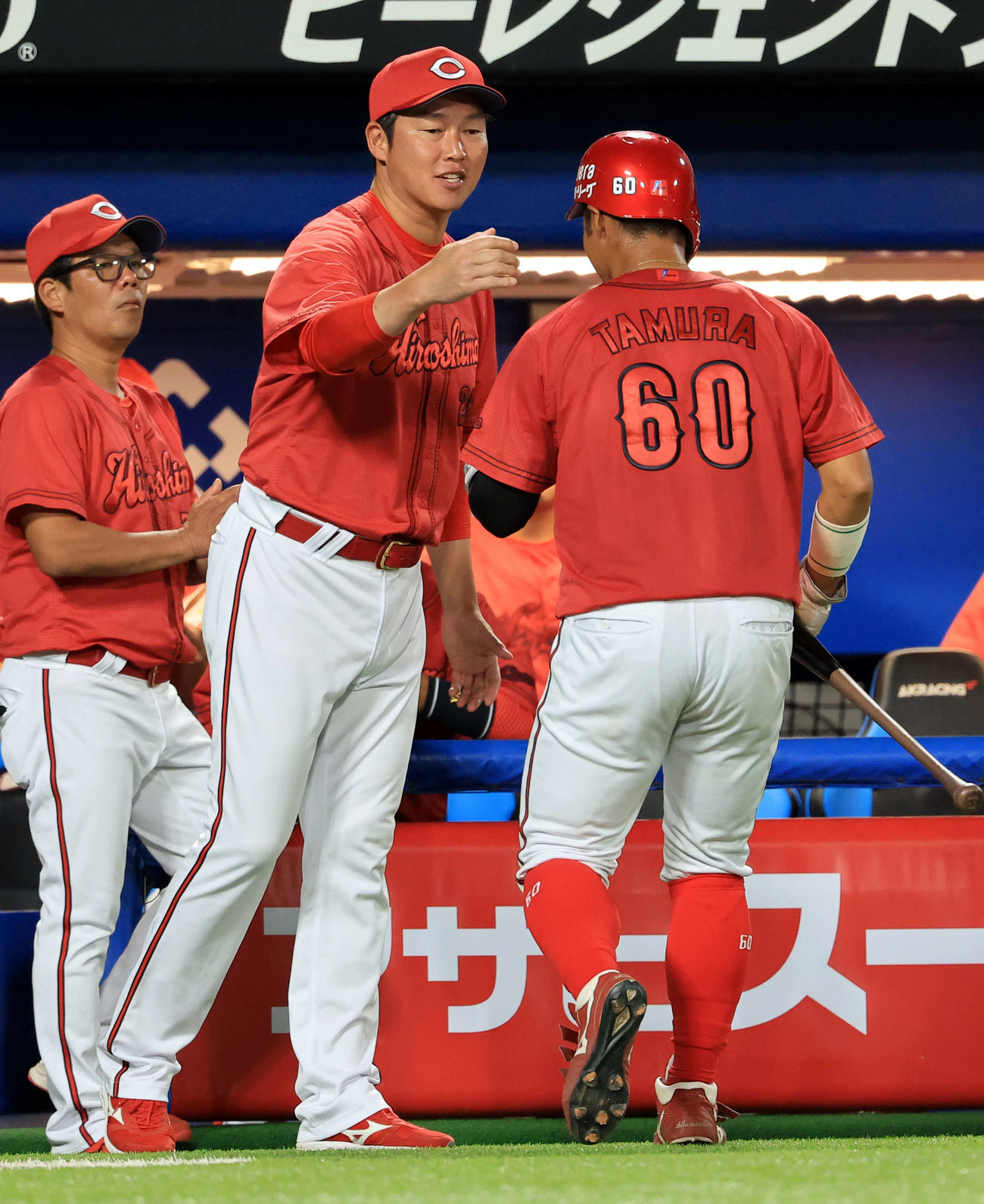 ヤクルト対広島　5回表広島の攻撃でプロ初安打を放った田村（手前）を笑顔で迎える新井監督（撮影・浅見桂子）