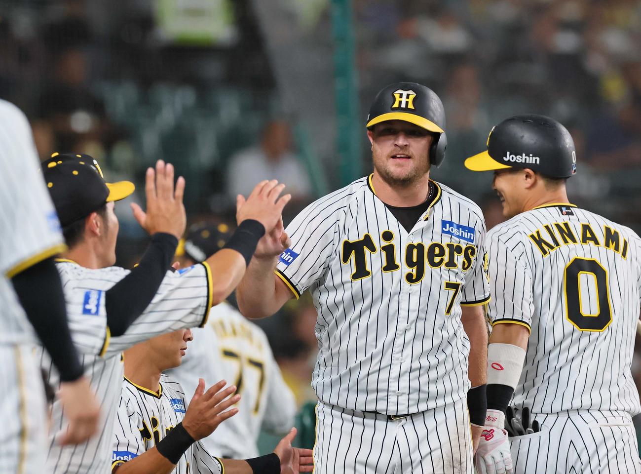 阪神対巨人　2回裏阪神1死一、三塁、木浪（右）の右犠飛で生還するノイジー（撮影・上田博志）
