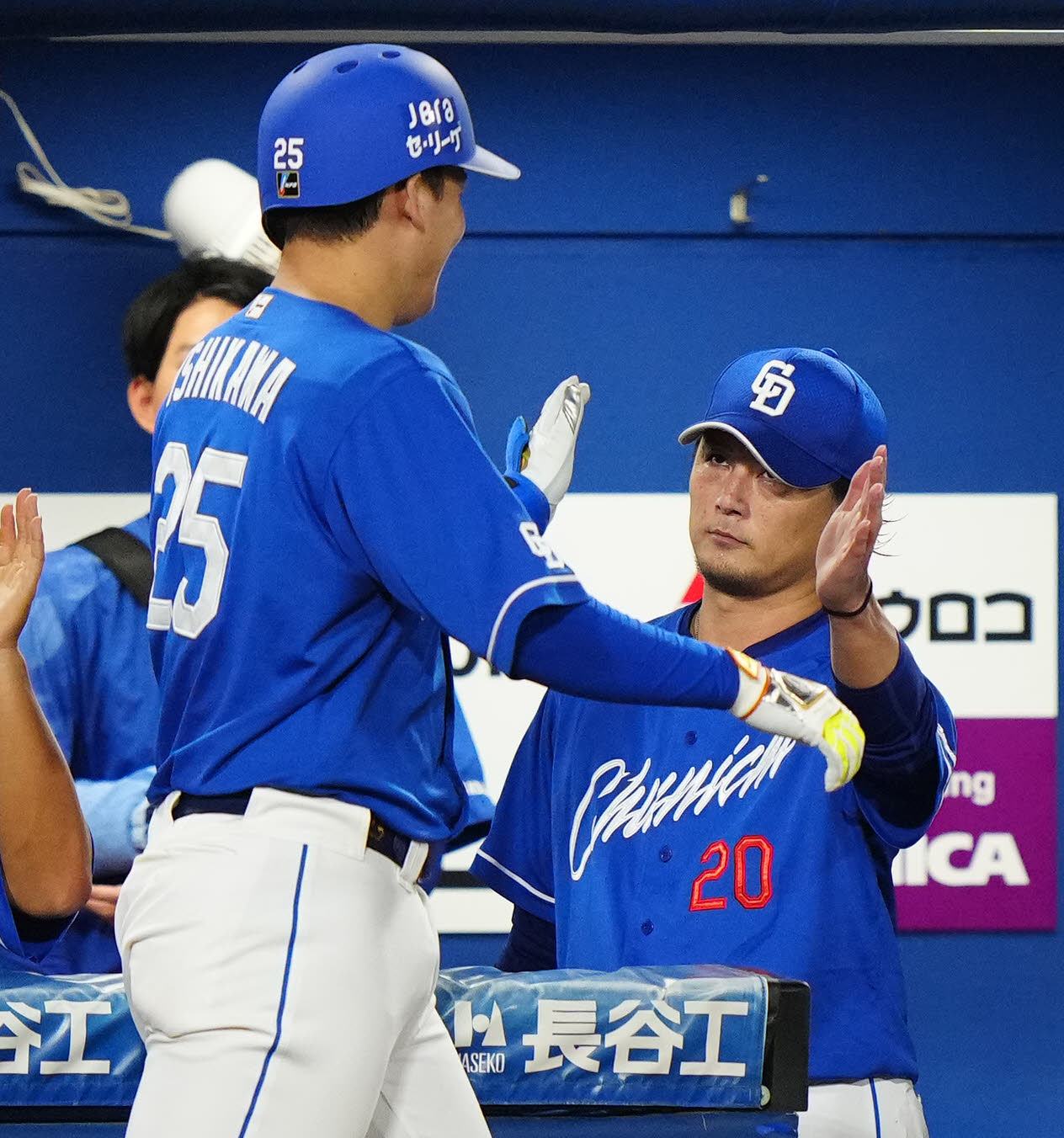 DeNA対中日　6回表中日2死一塁、先制2点本塁打を放った石川昂（左）とタッチを交わす涌井（撮影・江口和貴）