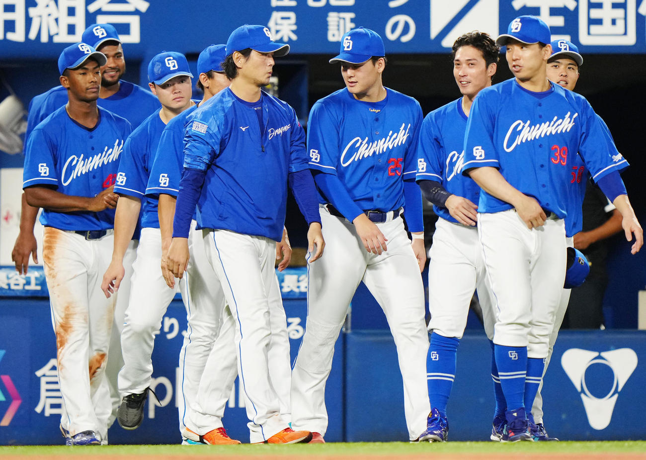 DeNA対中日　試合後、中日石川昂（中央右）と言葉を交わす涌井（撮影・江口和貴）