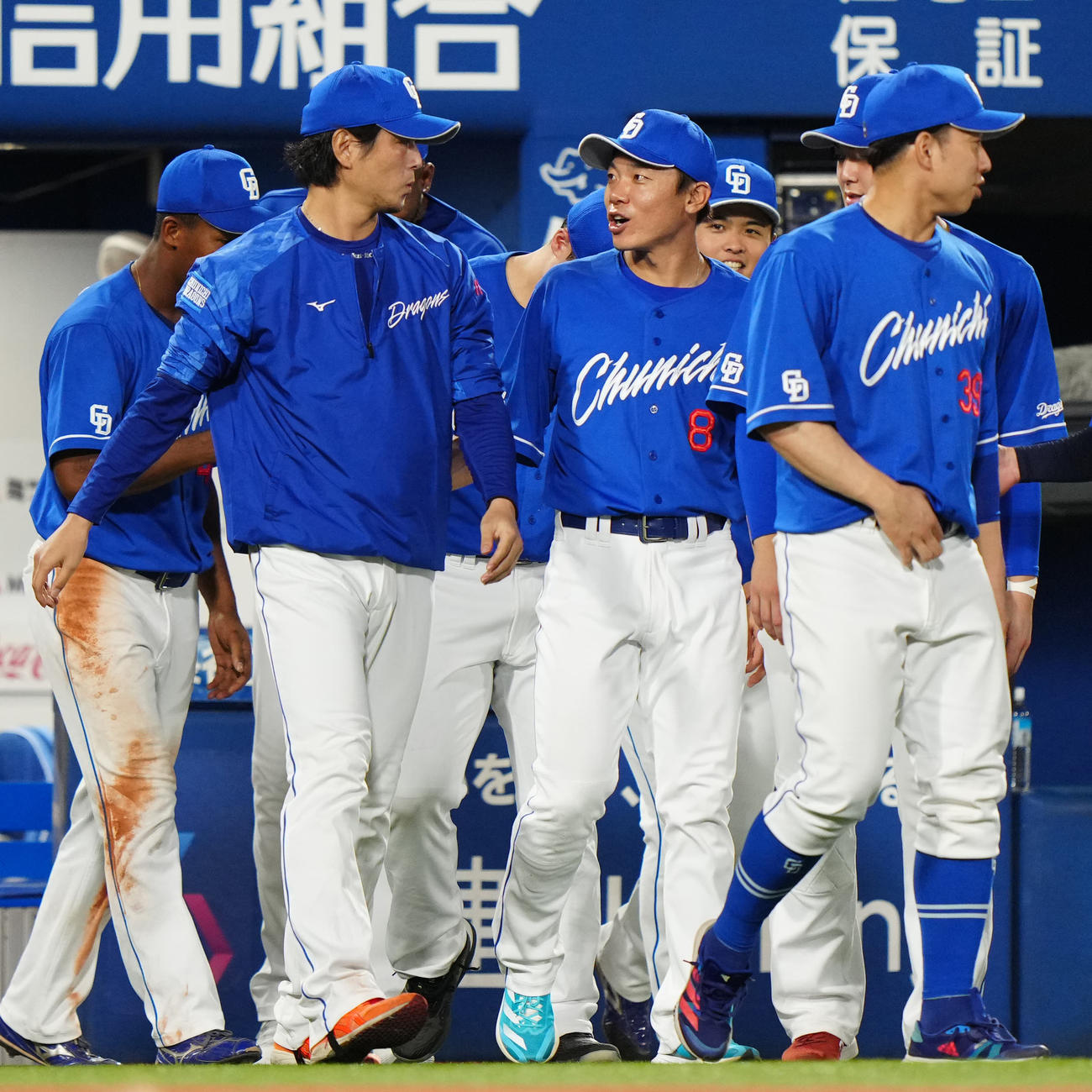 DeNA対中日　試合後、中日大島（中央）と言葉を交わす涌井（撮影・江口和貴）