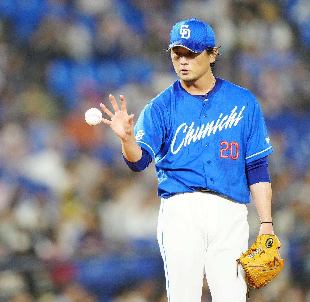 DeNA対中日　3回裏、中日二塁手龍空からボールを受け取る先発の涌井（撮影・江口和貴）