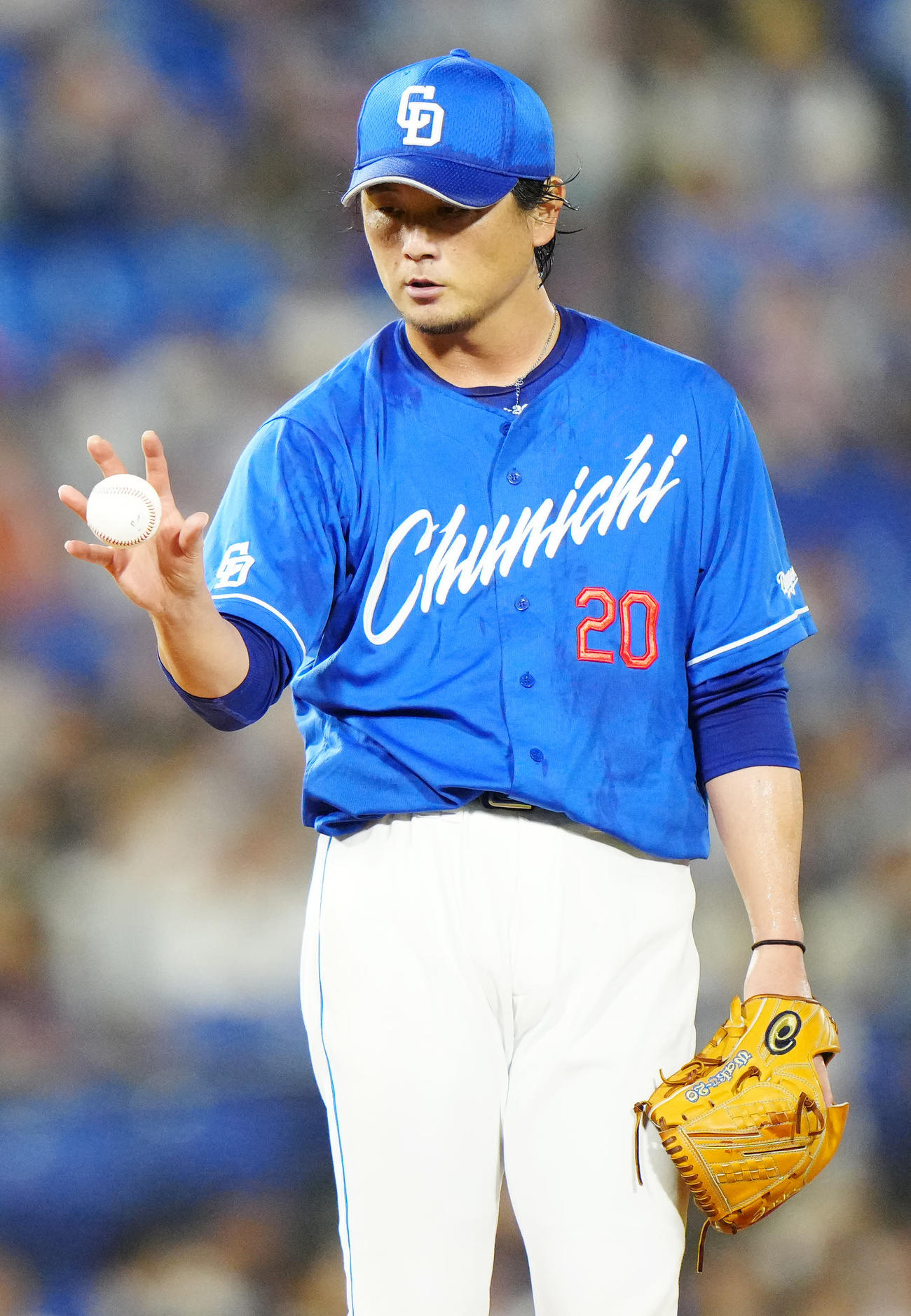 DeNA対中日　3回裏、中日二塁手龍空からボールを受け取る先発の涌井（撮影・江口和貴）