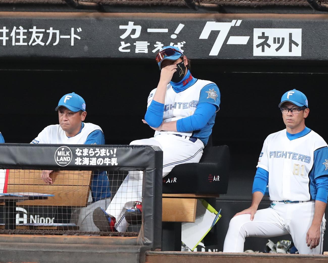 日本ハム対オリックス　ベンチで渋い表情の新庄監督（撮影・黒川智章）