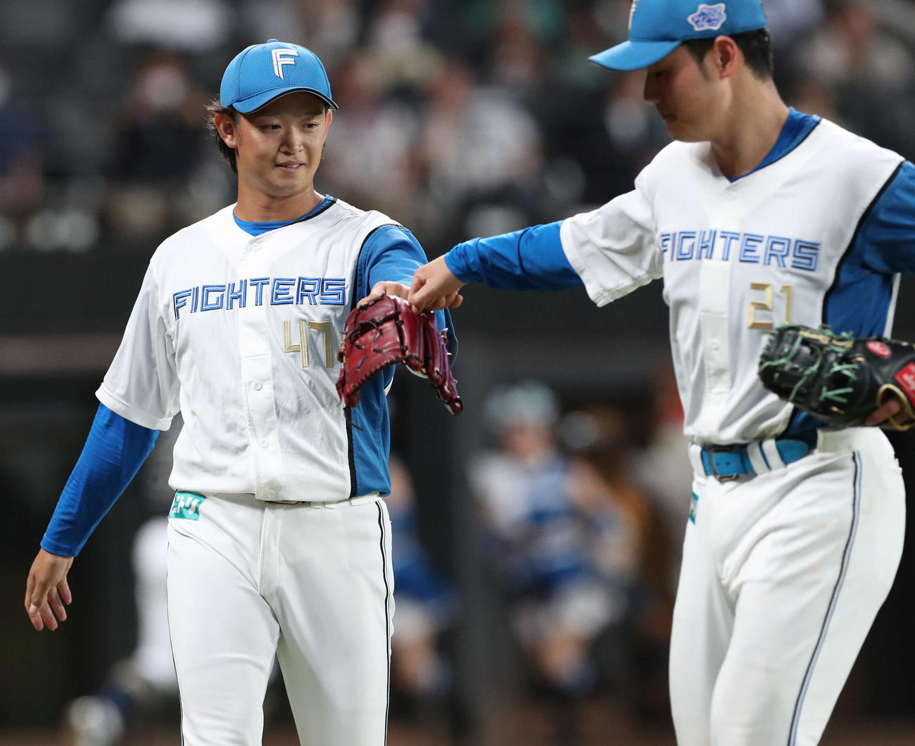 日本ハム対オリックス　8回表を無失点に抑えベンチに戻る鈴木（左）と清宮（撮影・佐藤翔太）