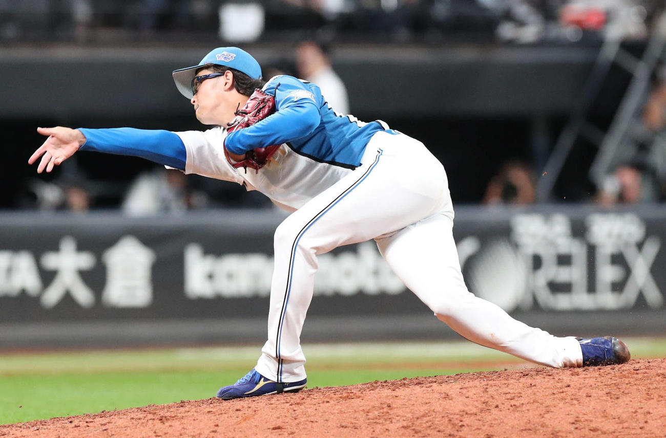 日本ハム対オリックス　日本ハム4番手の鈴木（撮影・佐藤翔太）