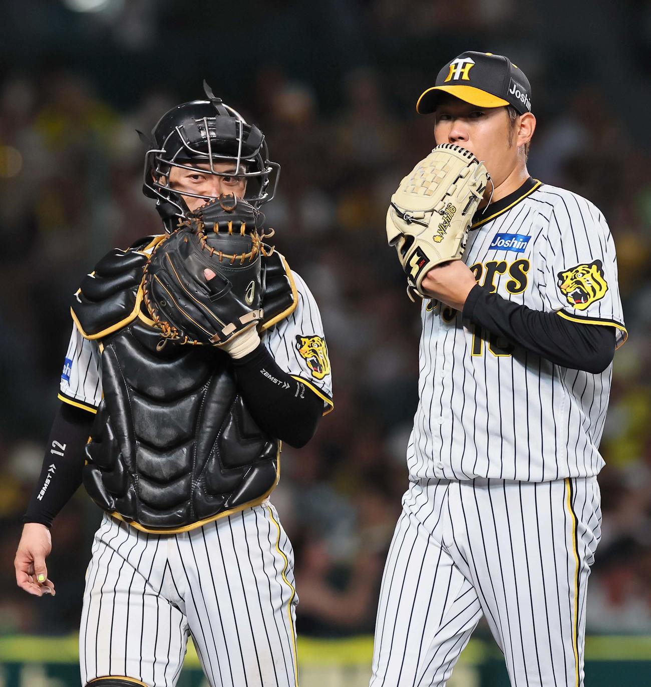 阪神対巨人　4回、坂本（左）と話しながらベンチに引き揚げる西勇（撮影・上田博志）