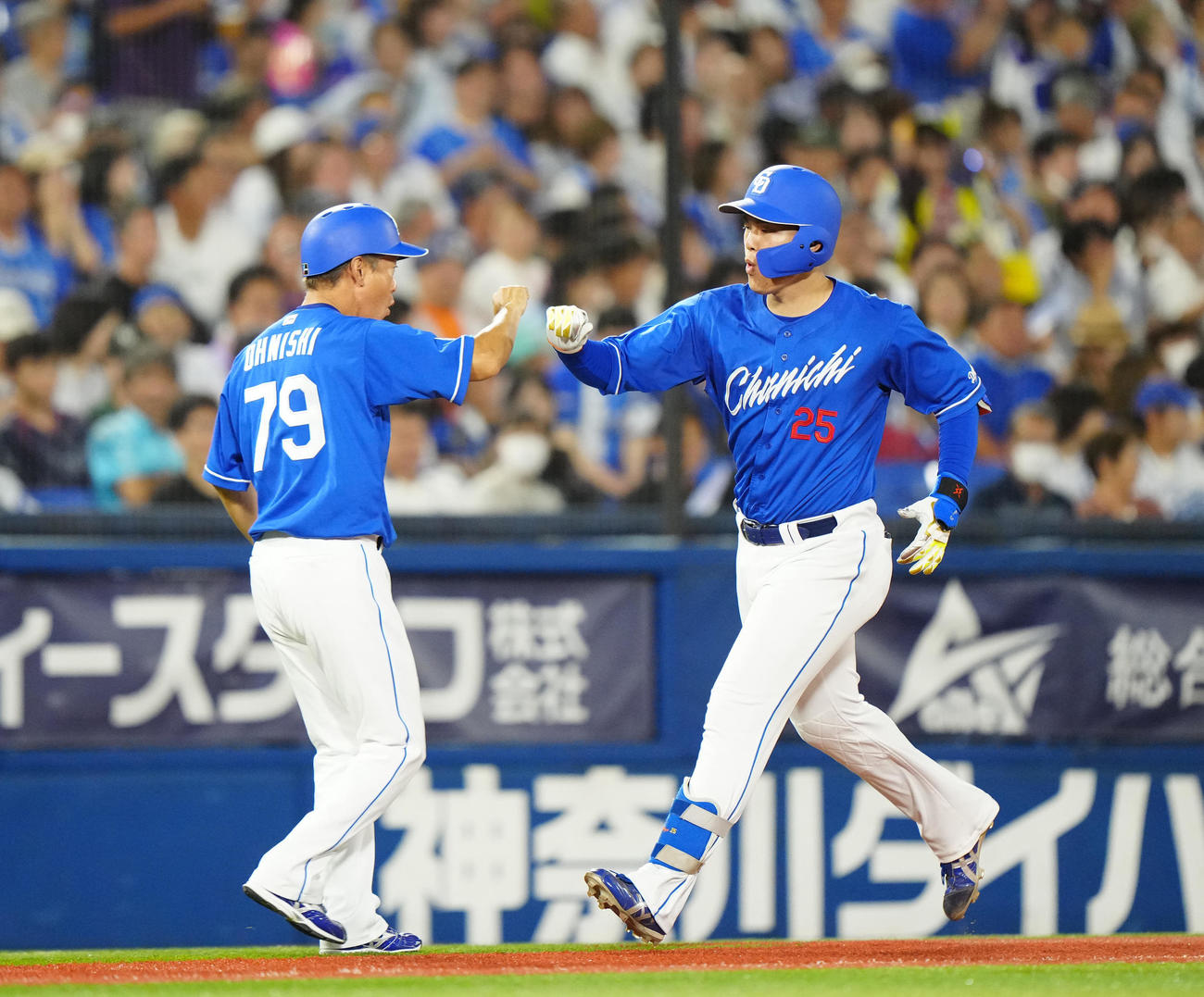 DeNA対中日　6回表中日2死一塁、先制2点本塁打を放ち、大西コーチ（左）とタッチを交わす石川昂（撮影・江口和貴）