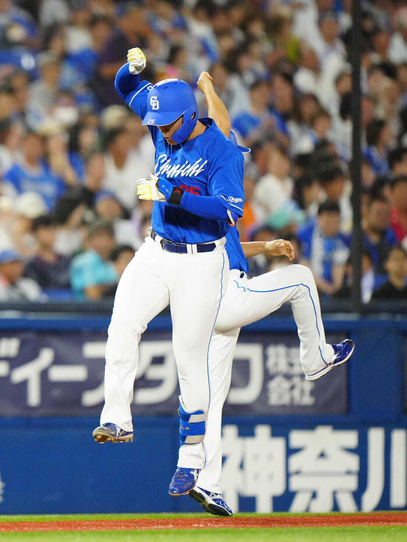 DeNA対中日　6回表中日2死一塁、先制2点本塁打を放ち、大西コーチ（後方）とタッチを交わす石川昂（撮影・江口和貴）