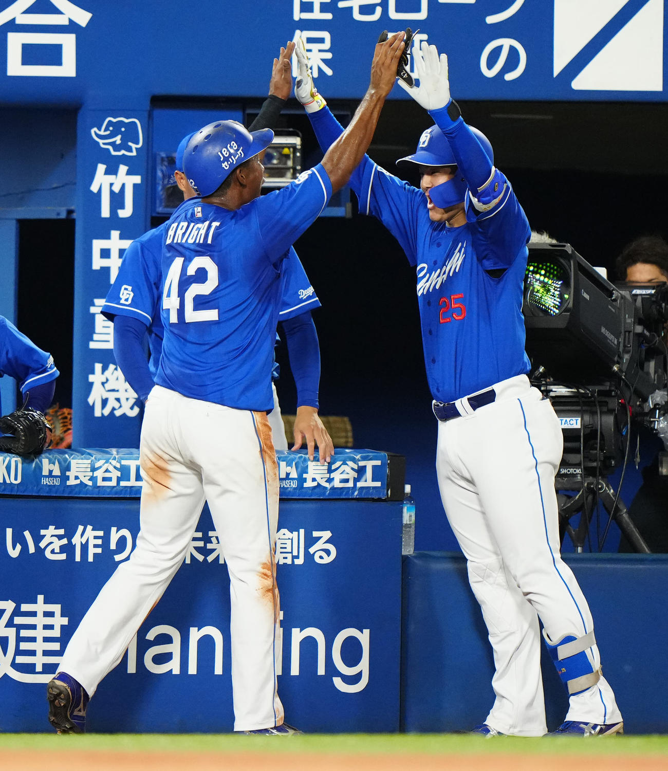 DeNA対中日　6回表中日2死一塁、先制2点本塁打を放ち、ブライト（左）とタッチを交わす石川昂（撮影・江口和貴）