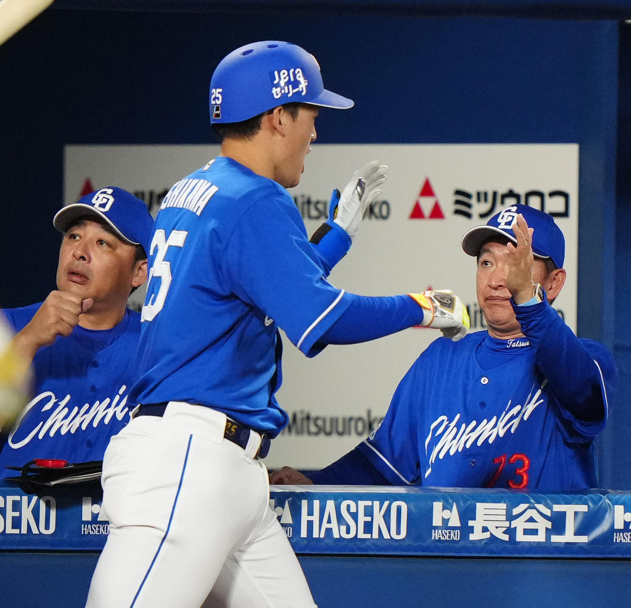 DeNA対中日　6回表中日2死一塁、先制2点本塁打を放った石川昂（中央）とタッチを交わす立浪監督。左は森野打撃コーチ（撮影・江口和貴）
