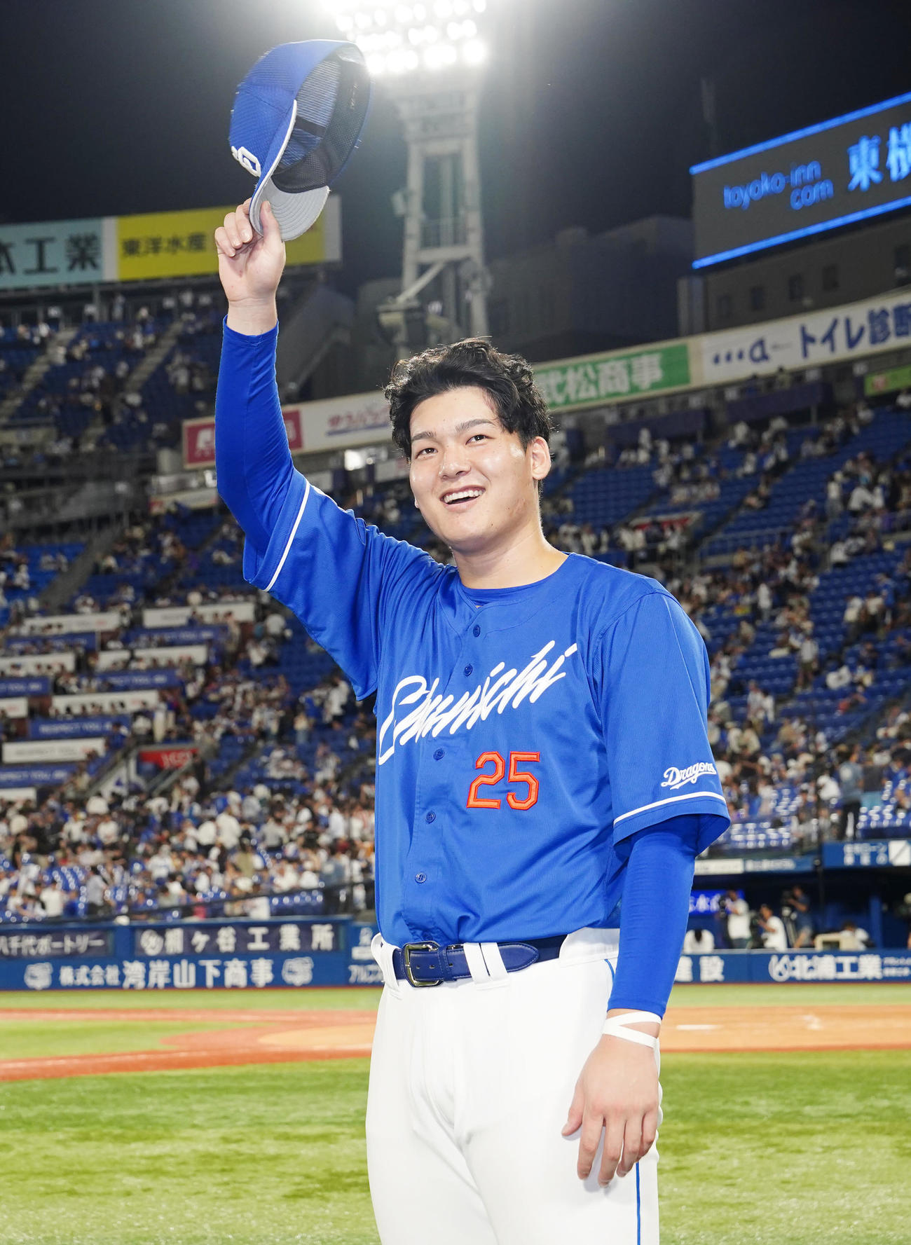 DeNA対中日　試合後、ファンにあいさつする中日石川昂（撮影・江口和貴）