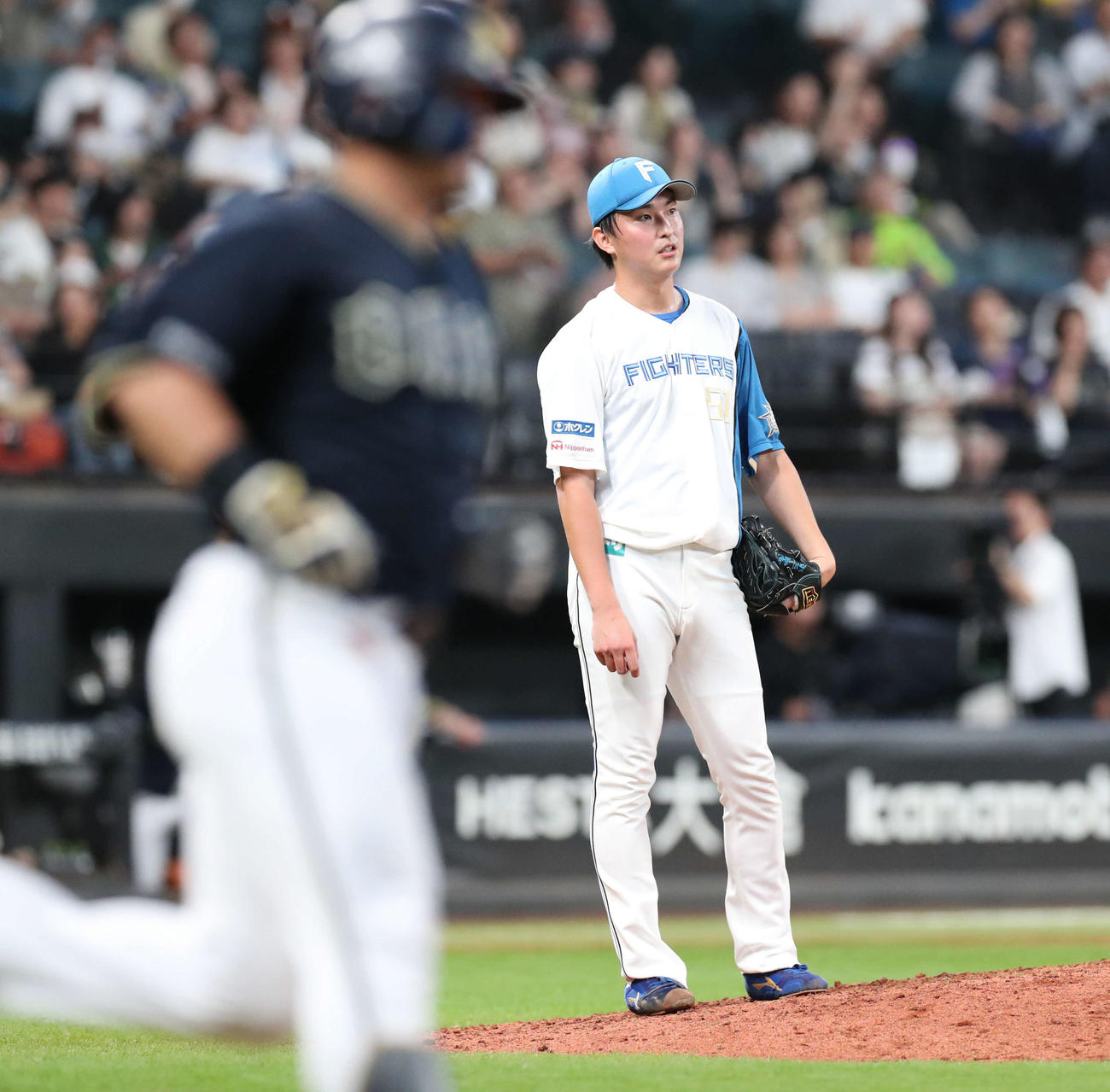 日本ハム対オリックス　9回表オリックス2死一、二塁、森に右越え3点本塁打を浴びる石川（撮影・佐藤翔太）