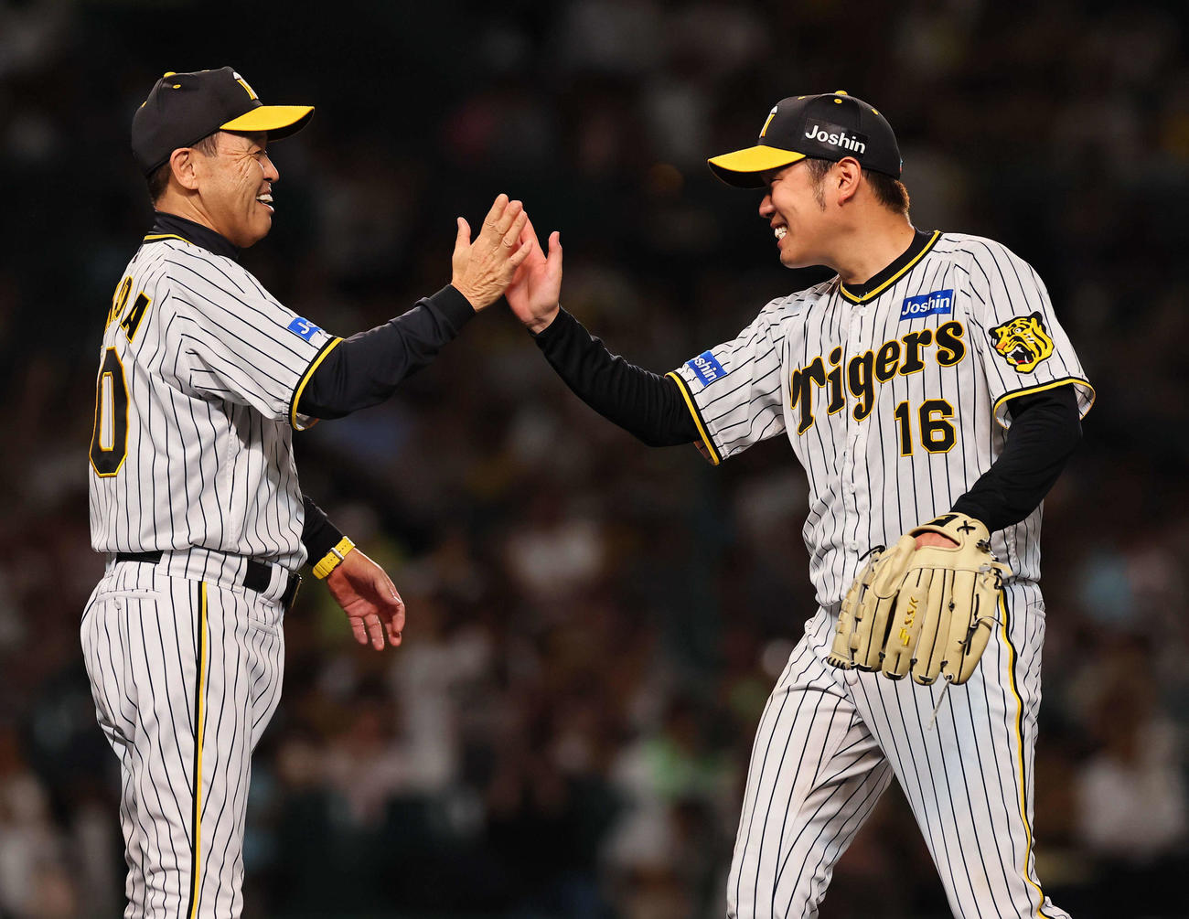 阪神対巨人　巨人に完封勝利した西勇（右）と笑顔でハイタッチをする岡田監督（撮影・上田博志）
