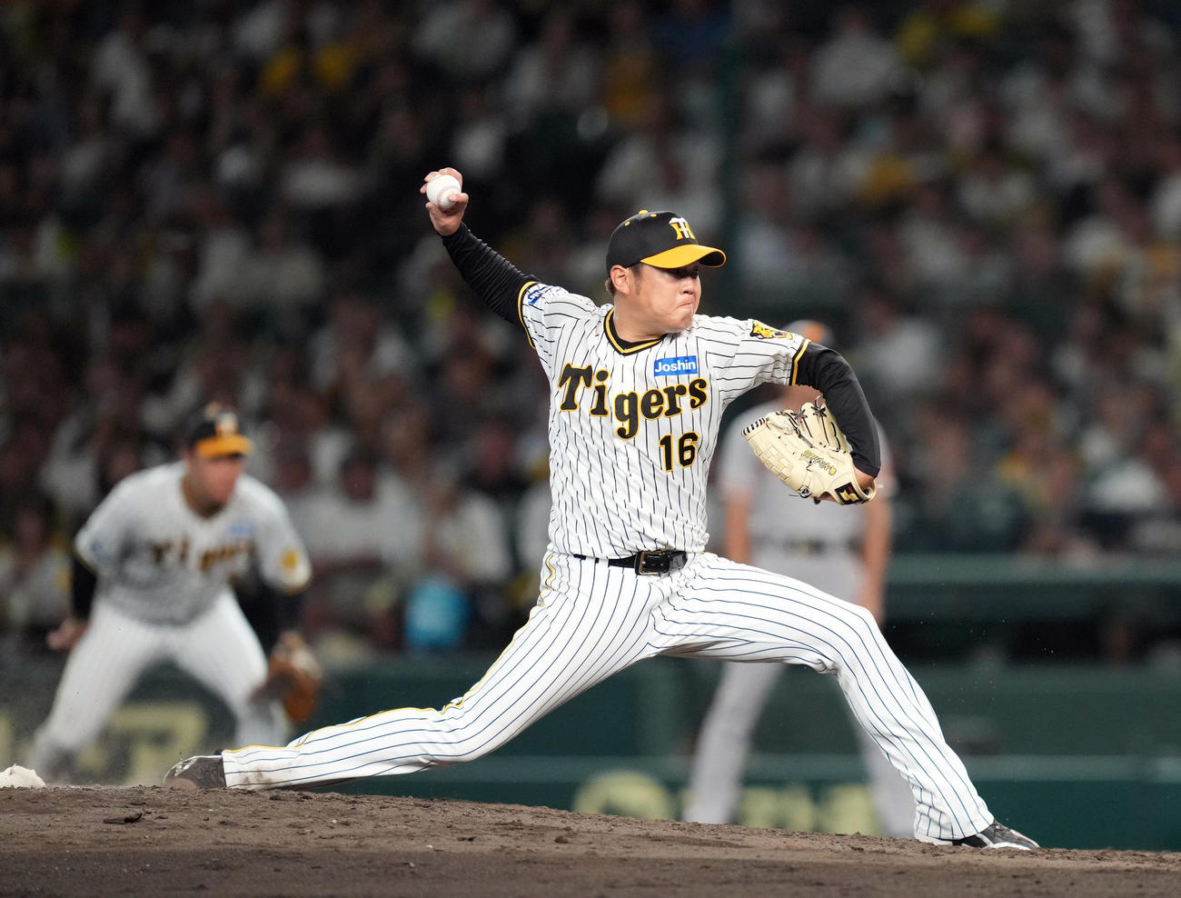 阪神対巨人　9回表、力投する西勇（撮影・狩俣裕三）