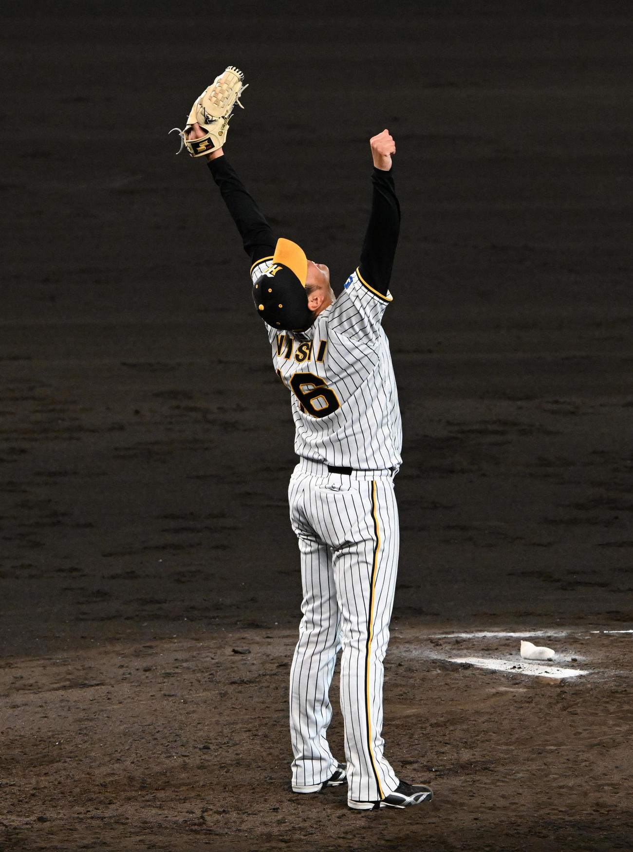 阪神巨人　巨人に完封勝利、ガッツポーズの西勇（撮影・前岡正明）