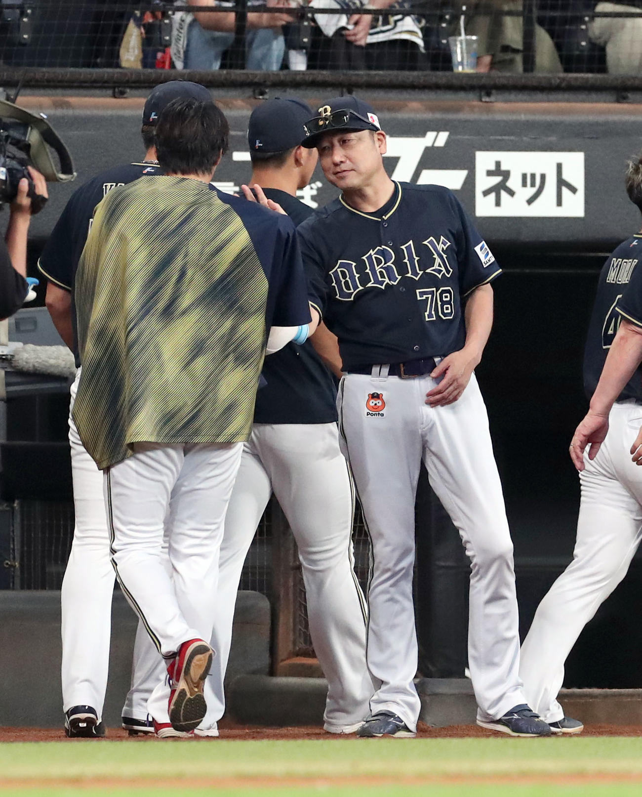 日本ハム対オリックス　試合終了後、オリックス東（左）を出迎える中嶋監督（撮影・佐藤翔太）