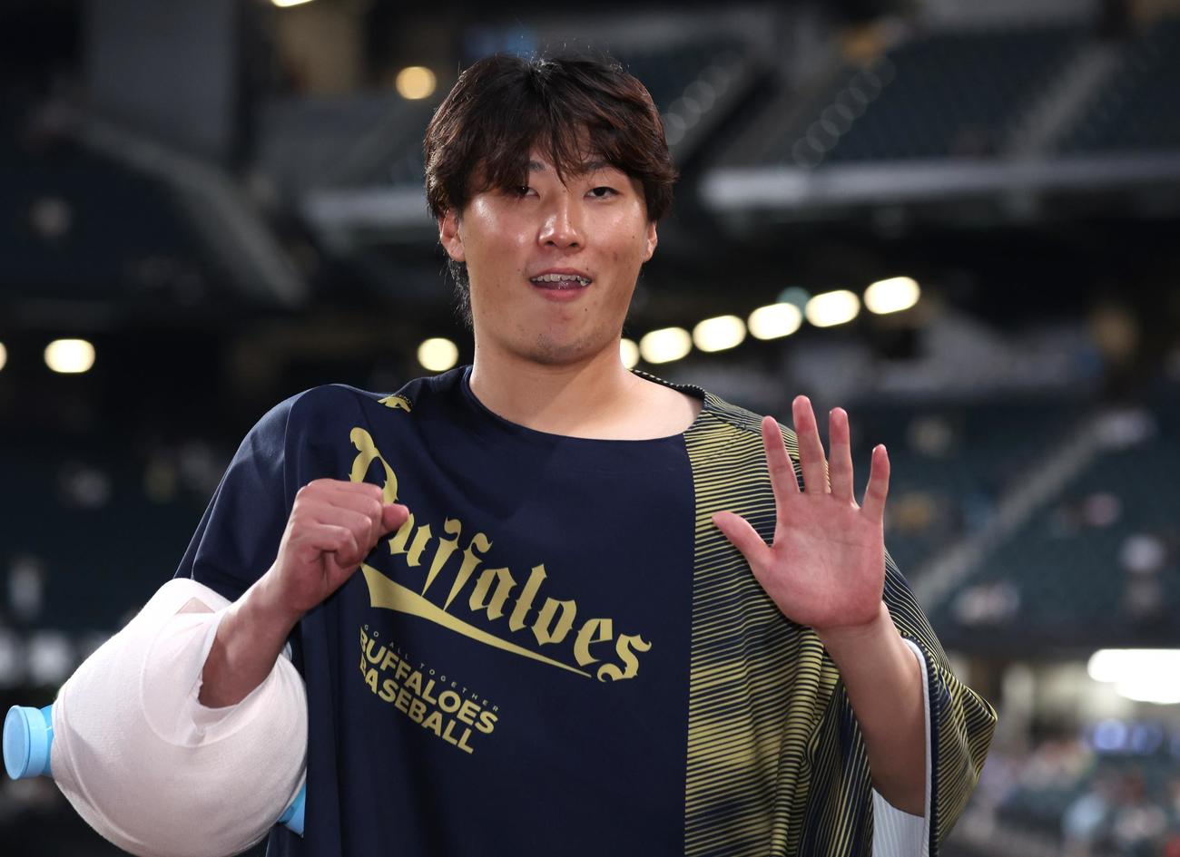 日本ハム対オリックス　5勝目を挙げポーズをとる東（撮影・黒川智章）