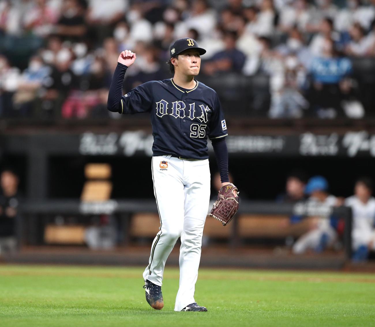 日本ハム対オリックス　7回裏、打者を3人で抑えガッツポーズの東（撮影・黒川智章）