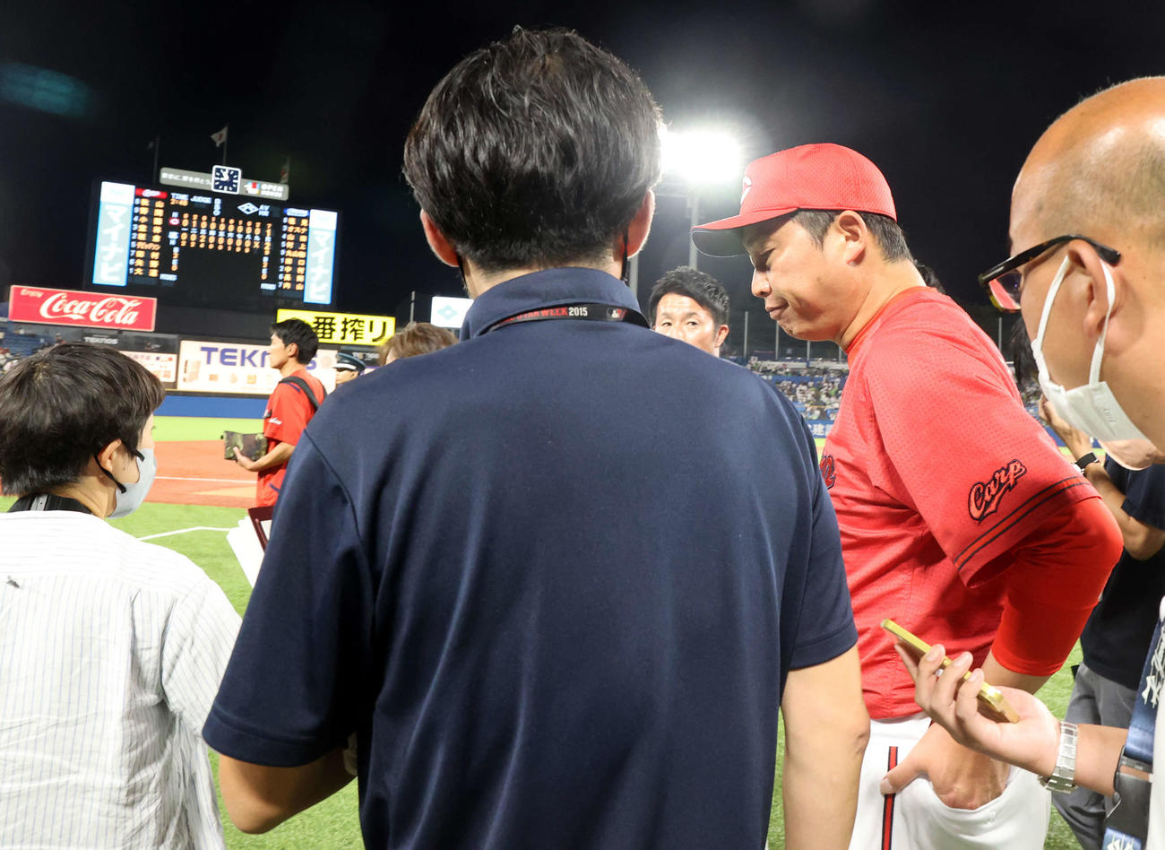 ヤクルト対広島　1－2で敗れ、スコアボードを横を、報道陣に囲まれて引き揚げる広島新井監督（撮影・浅見桂子）