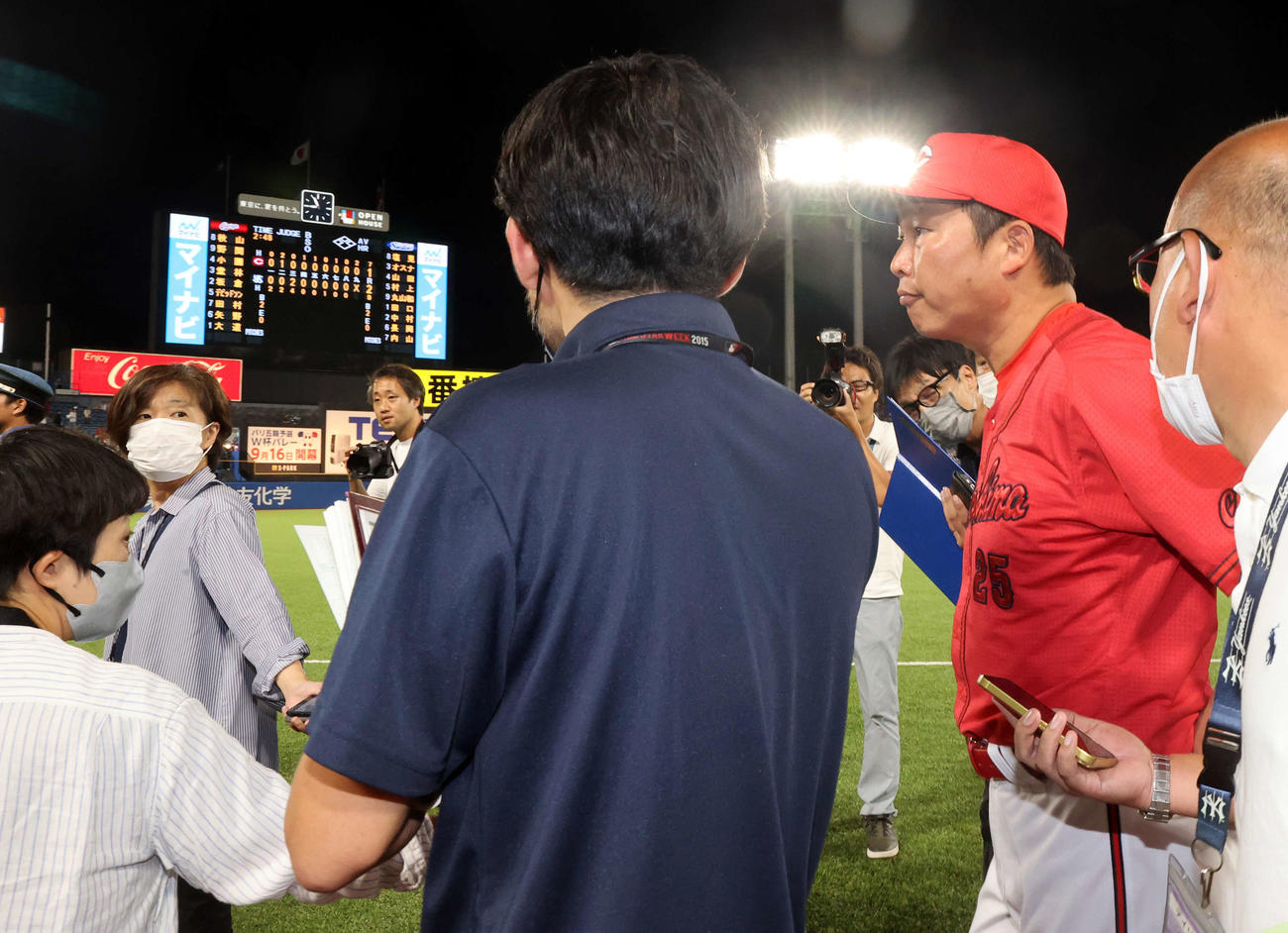 ヤクルト対広島　1－2で敗れ、スコアボードを横を、報道陣に囲まれて引き揚げる広島新井監督（撮影・浅見桂子）