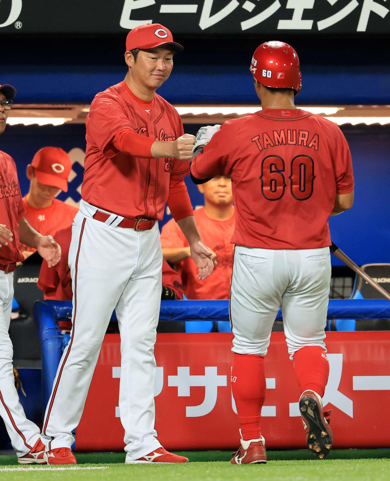 ヤクルト対広島　5回表広島の攻撃でプロ初安打を放った田村（手前）をグータッチで迎える新井監督（撮影・浅見桂子）