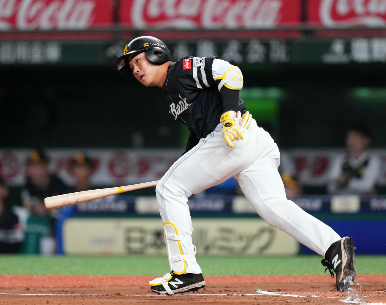 西武対ソフトバンク　1回表ソフトバンク2死一二塁、左前適時打を放つ井上（撮影・横山健太）