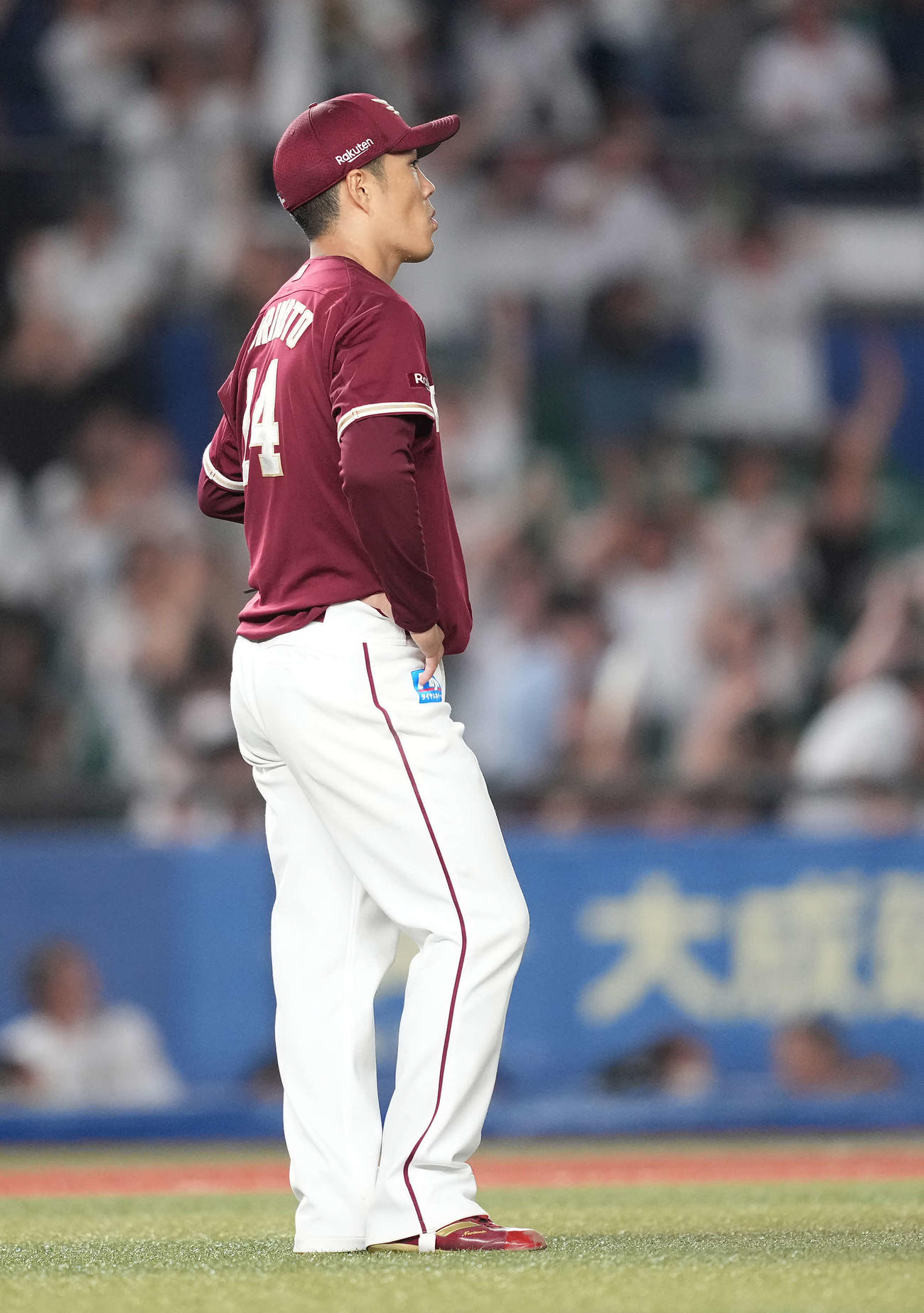 ロッテ対楽天　7回裏ロッテ2死一、三塁、荻野に左越え3点本塁打を浴び、ぼうぜんとする則本（撮影・鈴木みどり）