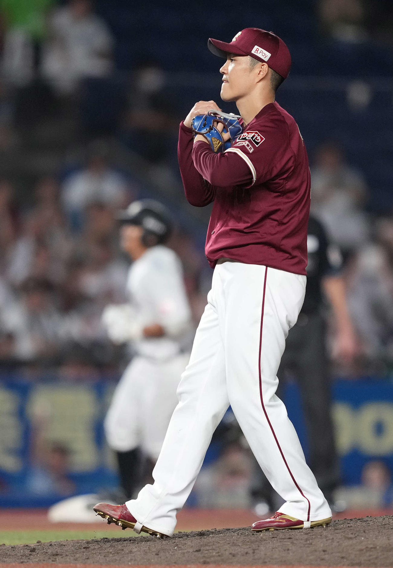 ロッテ対楽天　7回裏ロッテ2死一、三塁、荻野に左越え3点本塁打を浴び、ぼうぜんとする則本（撮影・鈴木みどり）