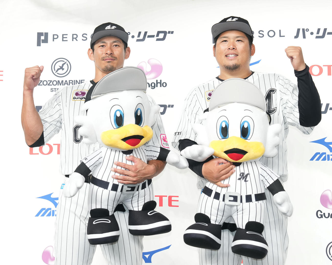 ロッテ対楽天　お立ち台でガッツポーズするロッテ荻野（右）と沢田（撮影・鈴木みどり）
