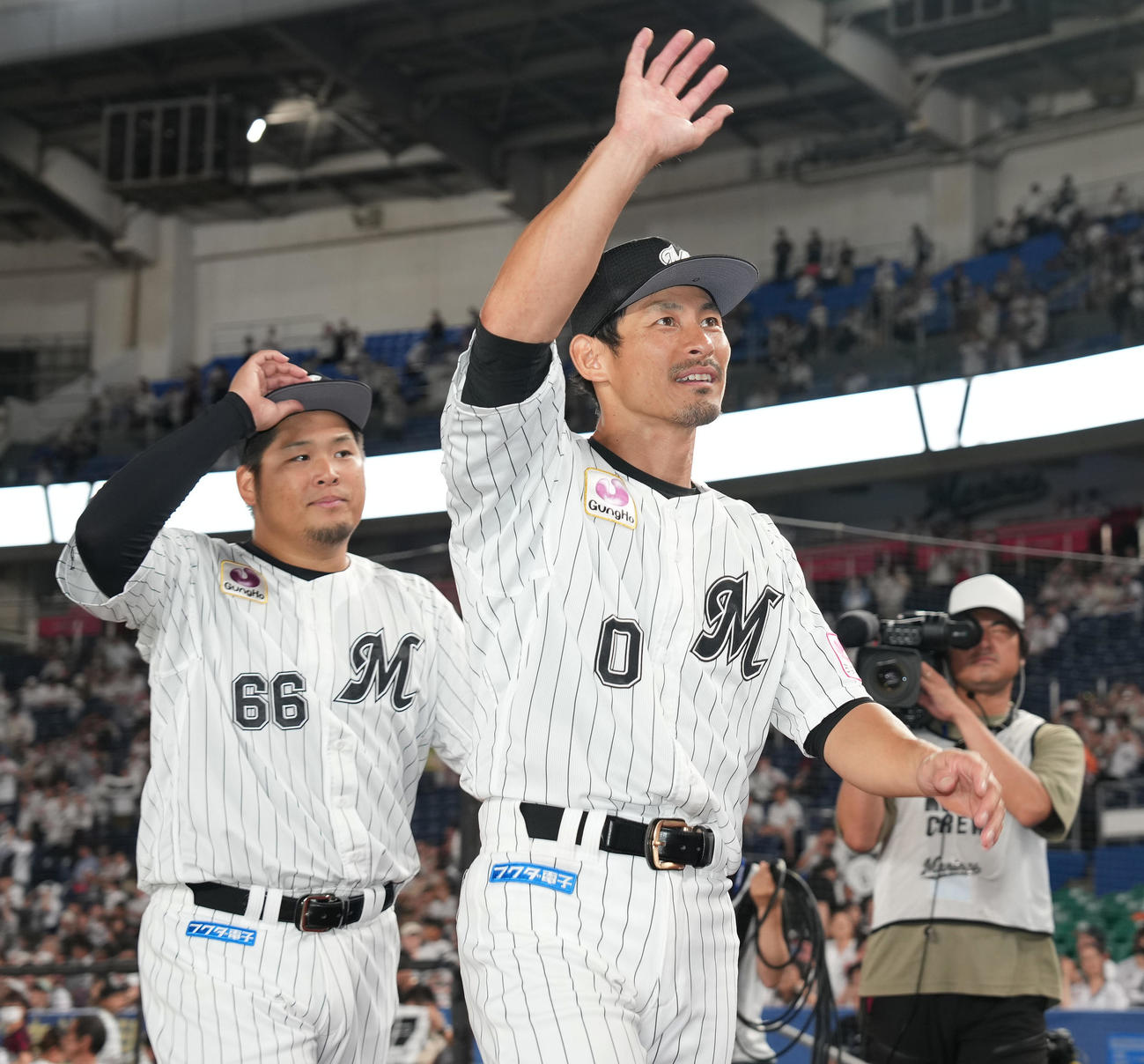 ロッテ対楽天　楽天に勝利しファンの声援に応えるロッテ荻野（右）と沢田（撮影・鈴木みどり）