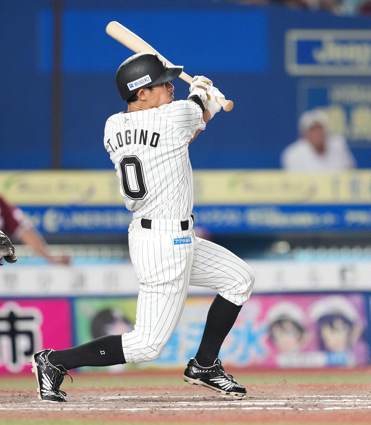 ロッテ対楽天　7回裏ロッテ2死一、三塁、左越え3点本塁打を放つ荻野（撮影・鈴木みどり）
