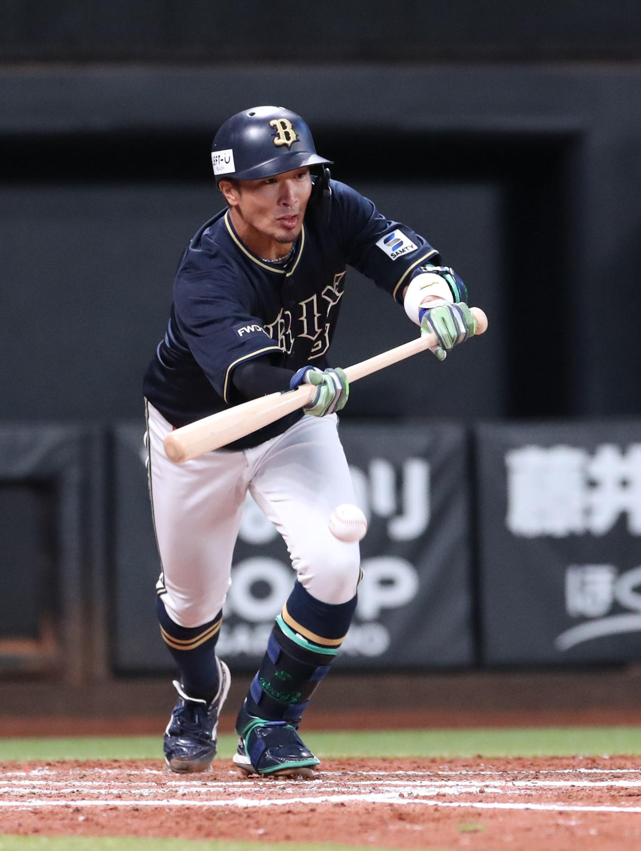 日本ハム対オリックス　4回表オリックス1死一、三塁、安達はスクイズを決める（撮影・佐藤翔太）