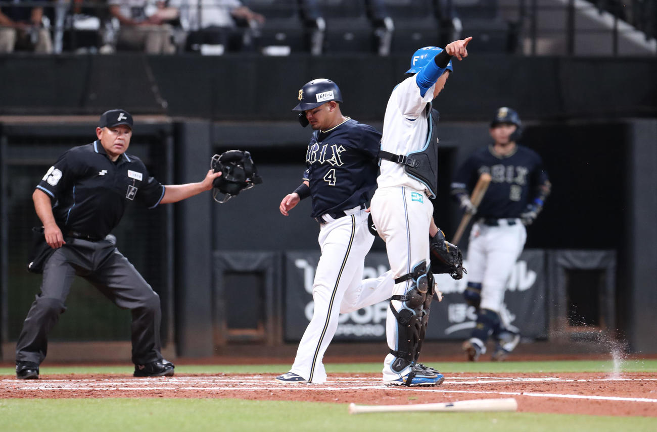日本ハム対オリックス　4回表オリックス1死一、三塁、安達のスクイズで生還する森（撮影・佐藤翔太）