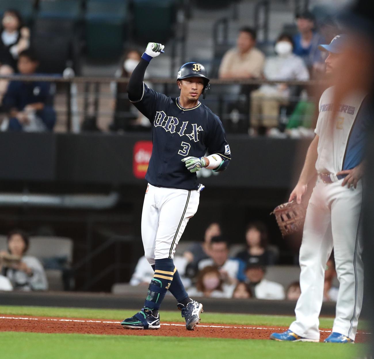 日本ハム対オリックス　6回表オリックス1死三塁、右前適時打を放ちガッツポーズの安達（撮影・黒川智章）