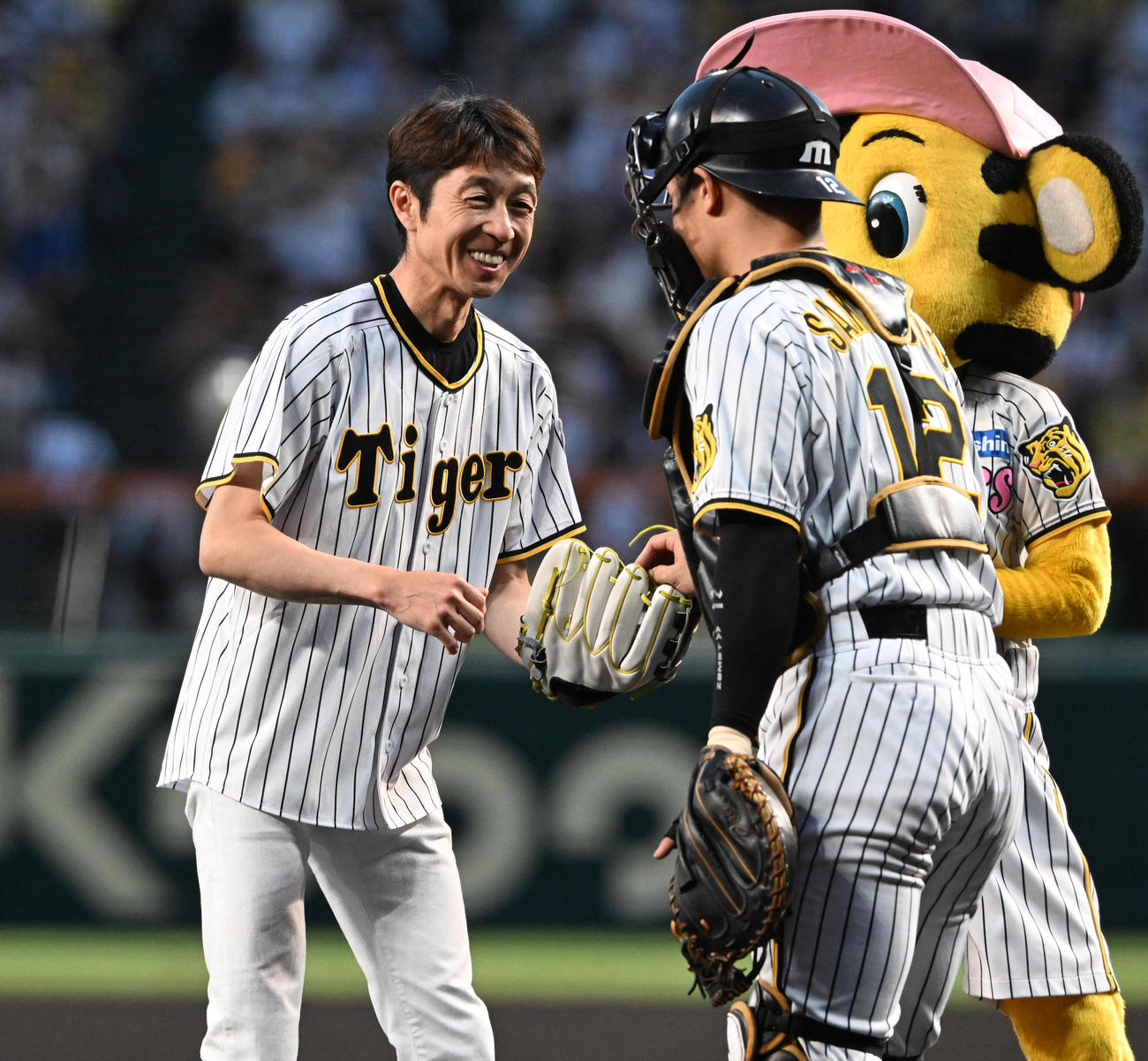 阪神巨人　始球式を務めた武豊騎手（左）は笑顔で坂本と話す（撮影・前岡正明）