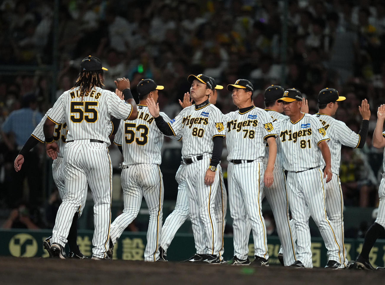 阪神対巨人　試合後、選手を迎える岡田監督（中央）（撮影・狩俣裕三）