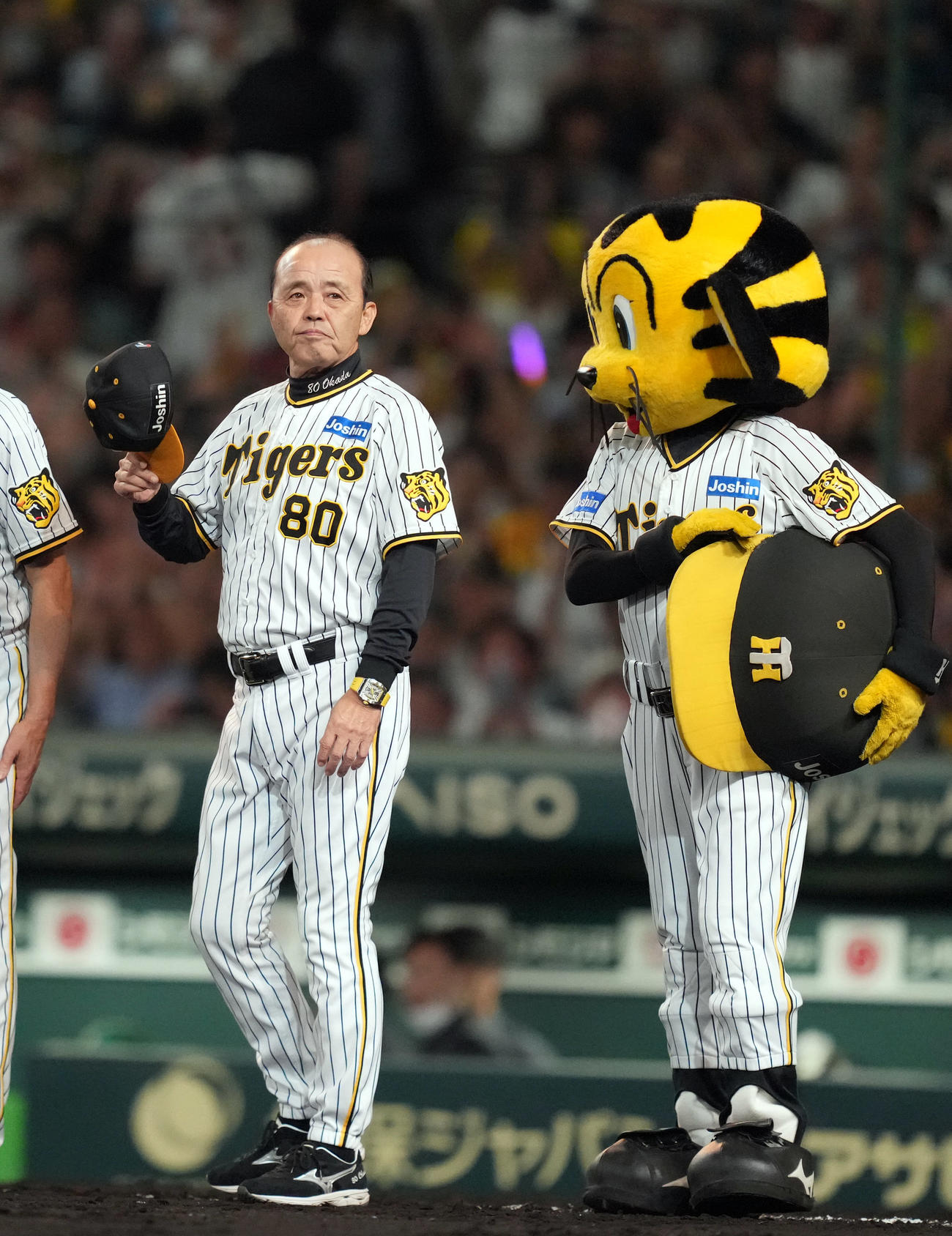 阪神対巨人　試合後、ファンにあいさつする岡田監督（左）とトラッキー（撮影・狩俣裕三）