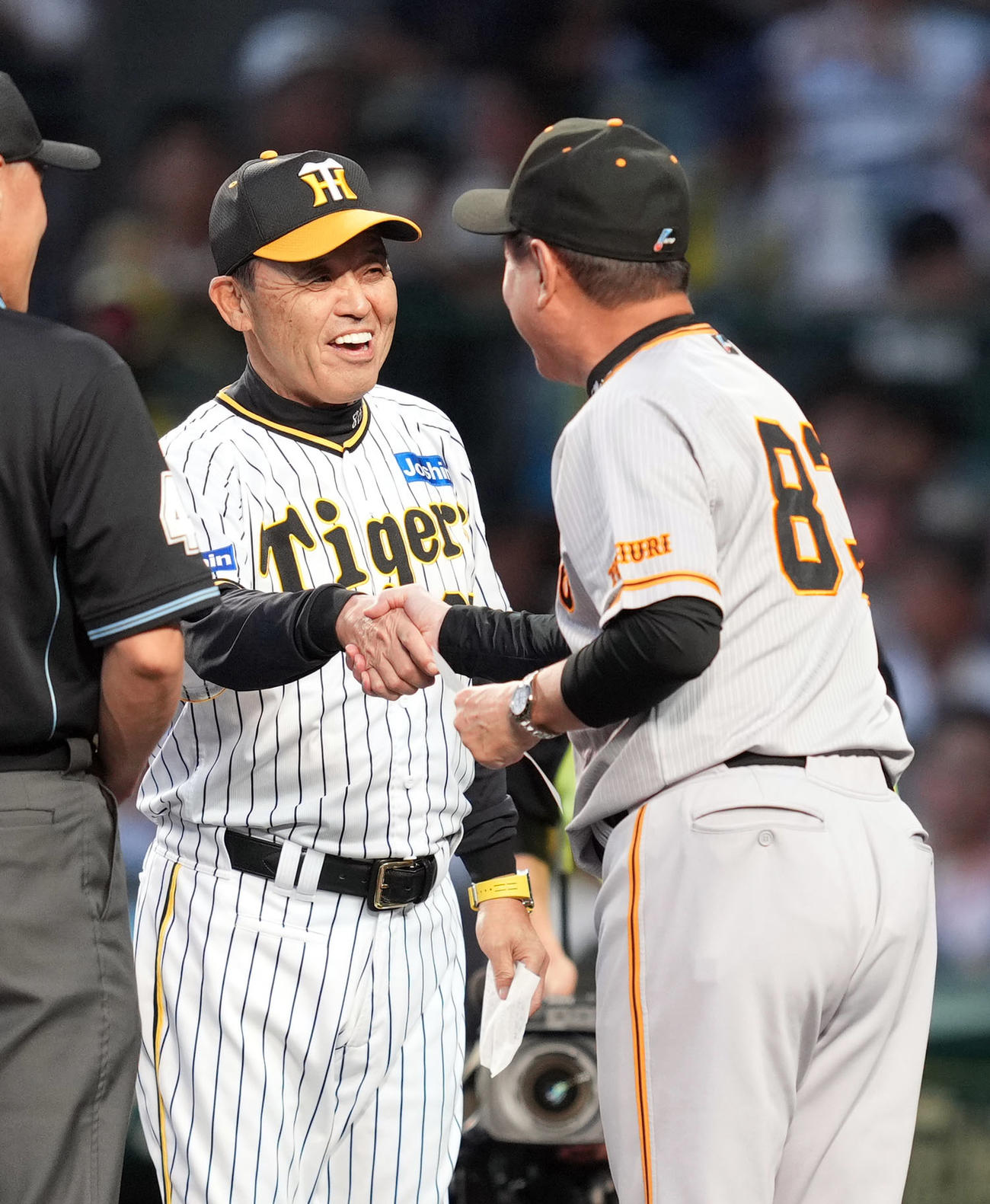 阪神対巨人　試合前、原監督（右）と笑顔で握手を交わす岡田監督（撮影・狩俣裕三）