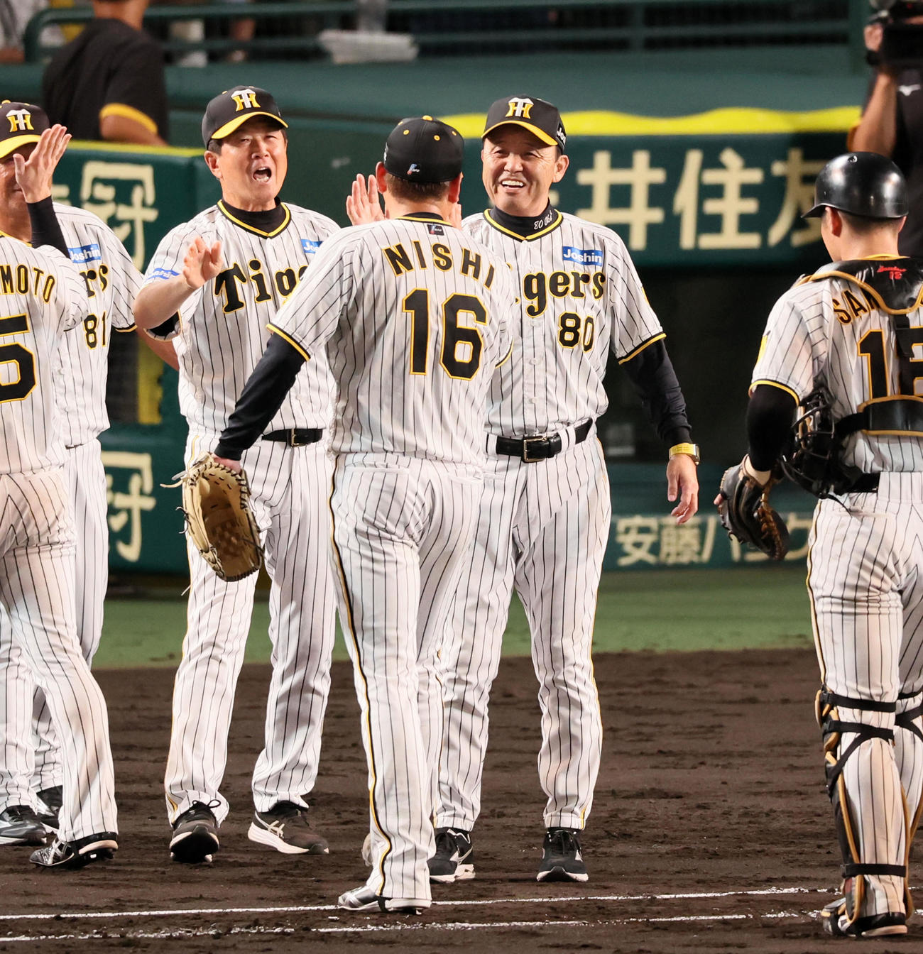 阪神対巨人　巨人に勝利し西勇（左）と笑顔でタッチする岡田監督（撮影・加藤哉）