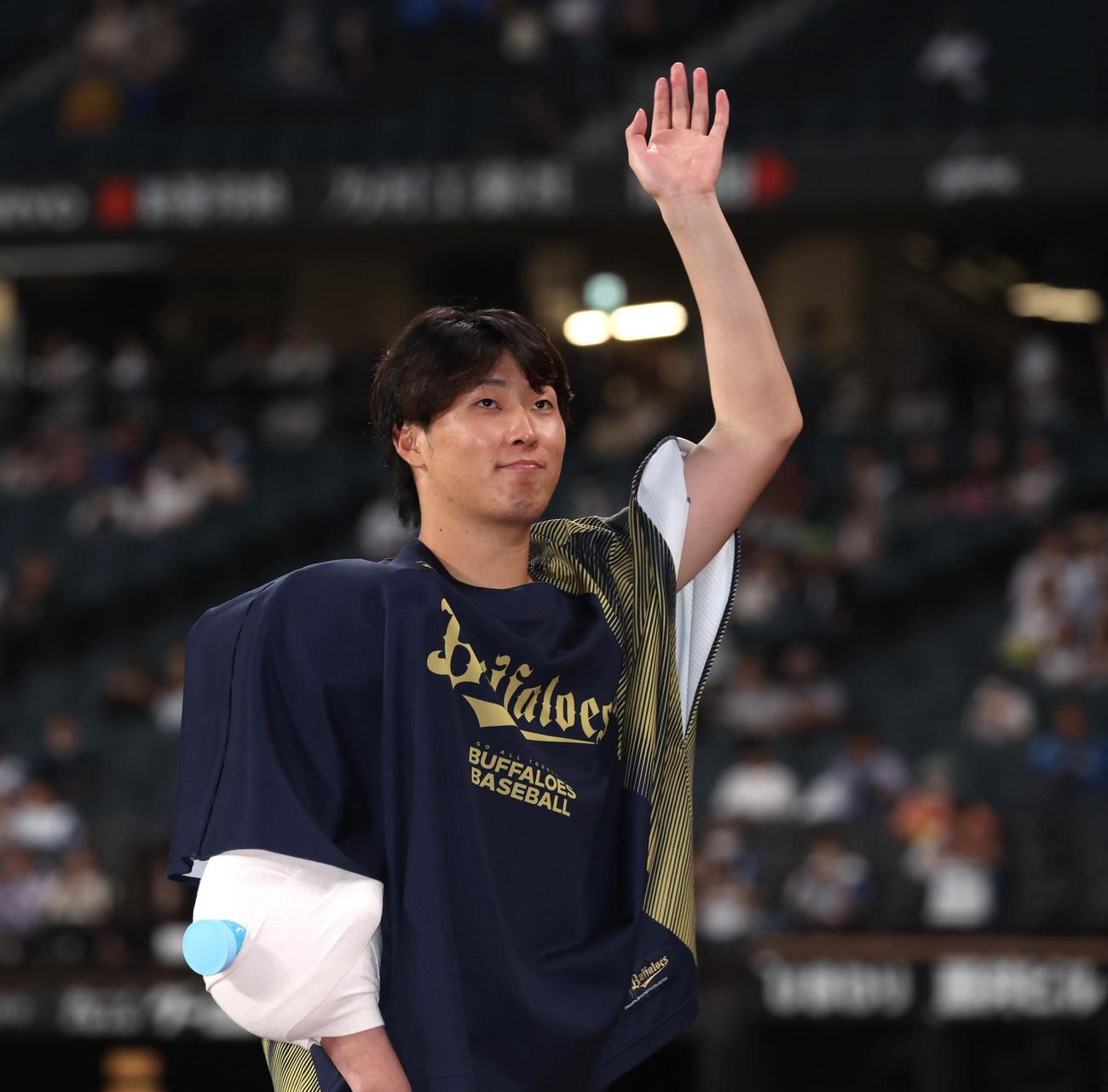 日本ハム対オリックス　試合後、スタンドに手を振る東（撮影・黒川智章）
