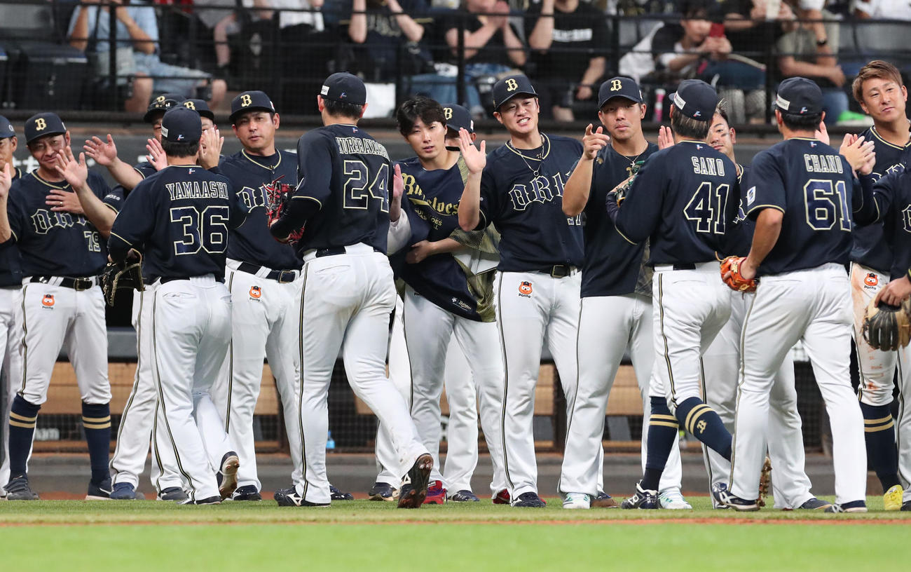 日本ハム対オリックス　オリックスナインを出迎える東（中央）（撮影・佐藤翔太）