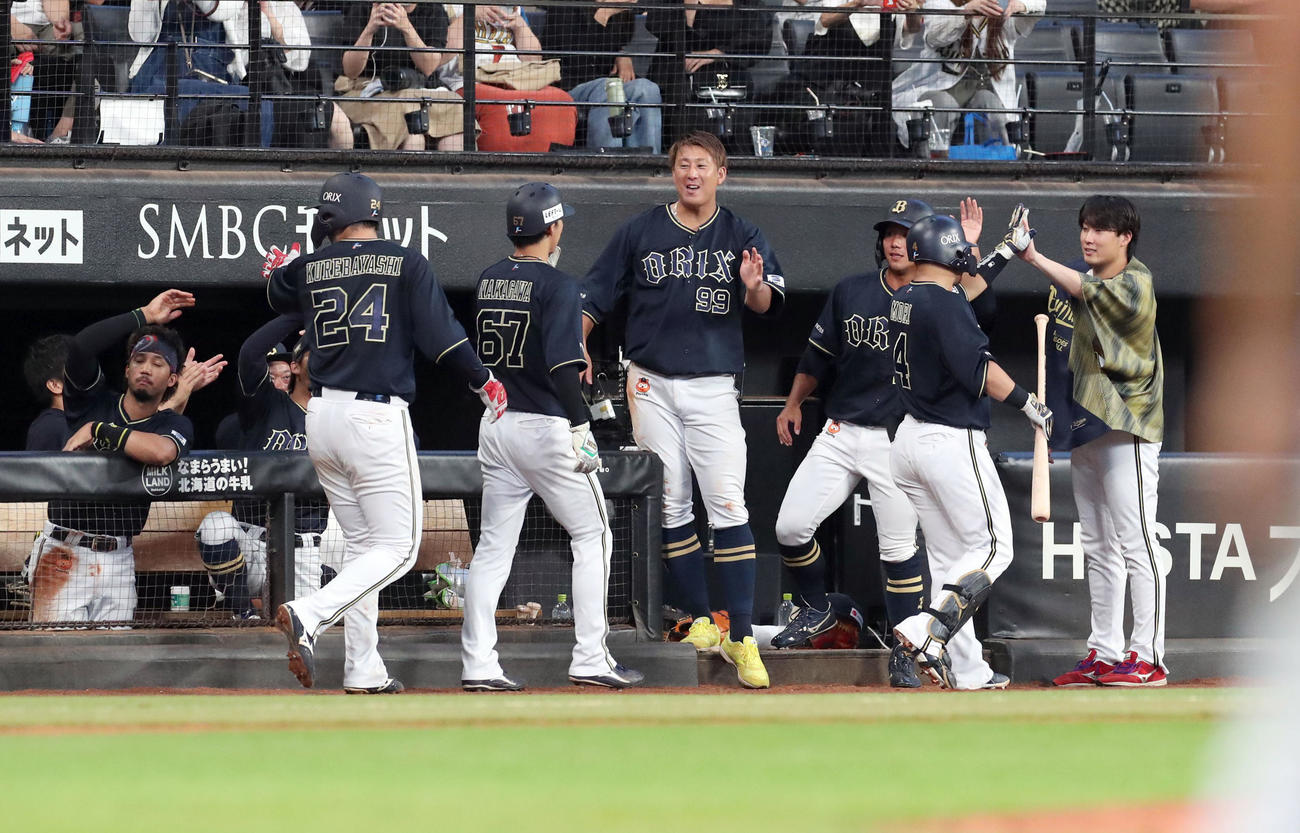 日本ハム対オリックス　9回表オリックス2死一、二塁、右越え3点本塁打を放った森を出迎える東（右）（撮影・佐藤翔太）