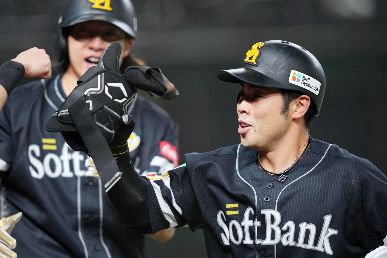 西武対ソフトバンク　11回表ソフトバンク1死一、二塁、中越え2点適時二塁打を放った近藤はナインとタッチを交わす（撮影・横山健太）
