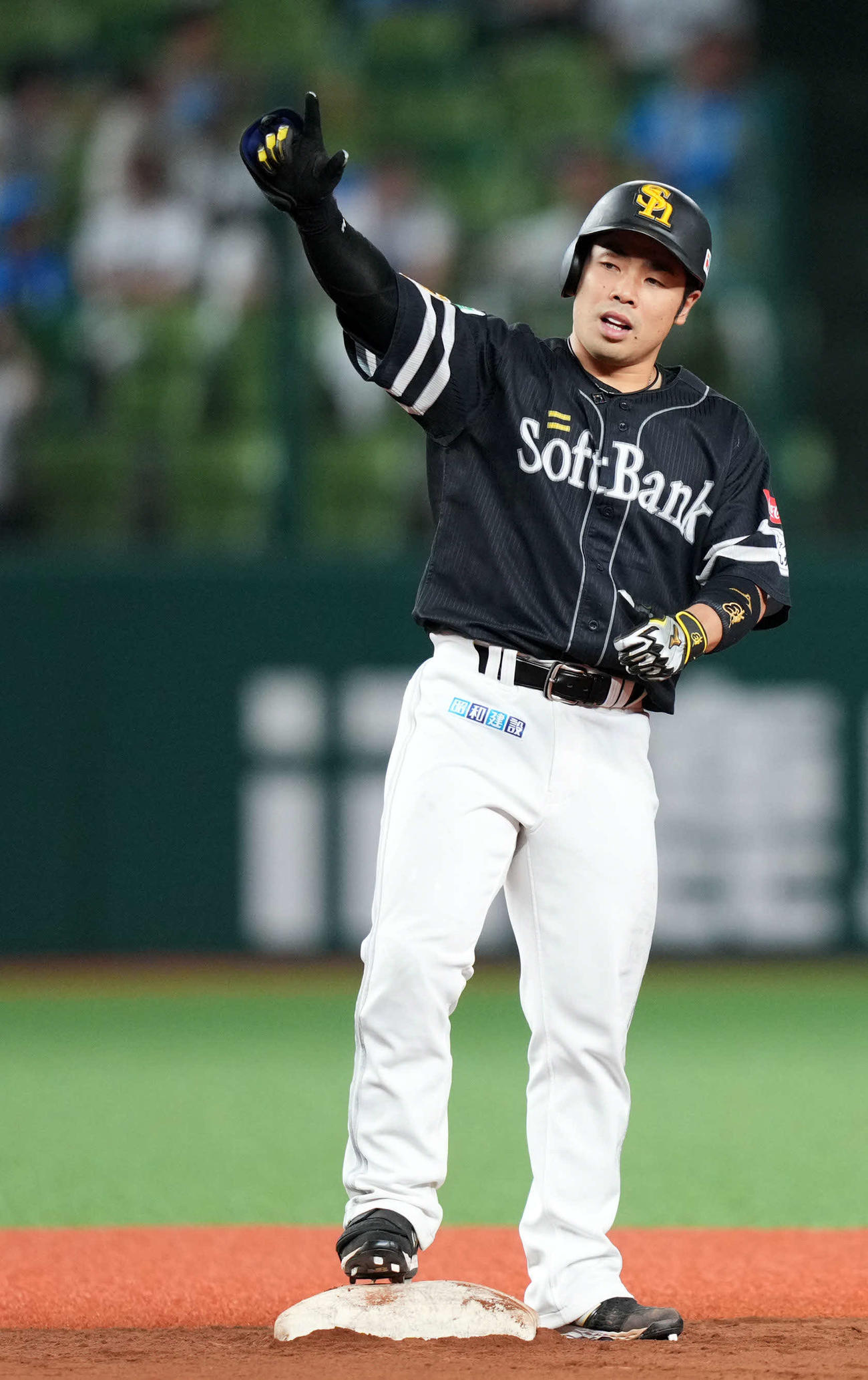 西武対ソフトバンク　11回表ソフトバンク1死一、二塁、中越え2点適時二塁打を放ちポーズを決める近藤（撮影・横山健太）