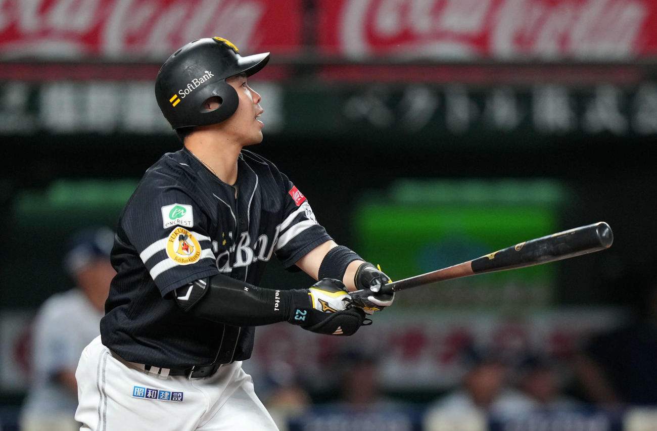 西武対ソフトバンク　11回表ソフトバンク1死一、二塁、中越え2点適時二塁打を放つ近藤（撮影・横山健太）