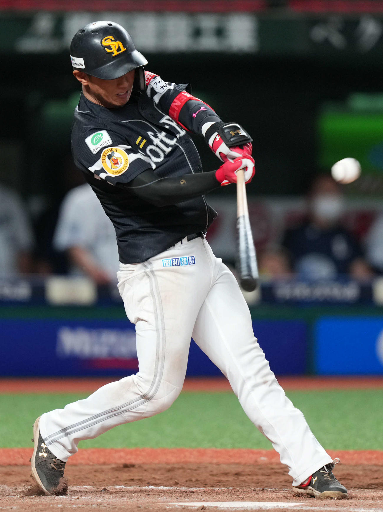 西武対ソフトバンク　11回表ソフトバンク1死一、二塁、右翼線へ2点適時二塁打を放つ今宮（撮影・横山健太）