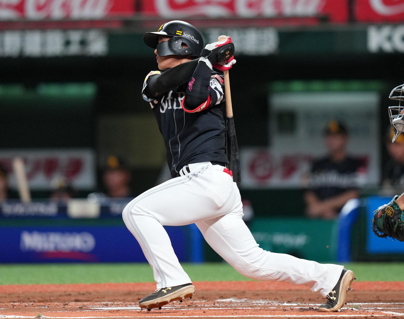 西武対ソフトバンク　1回表ソフトバンク2死満塁、中前2点適時打を放つ今宮（撮影・横山健太）
