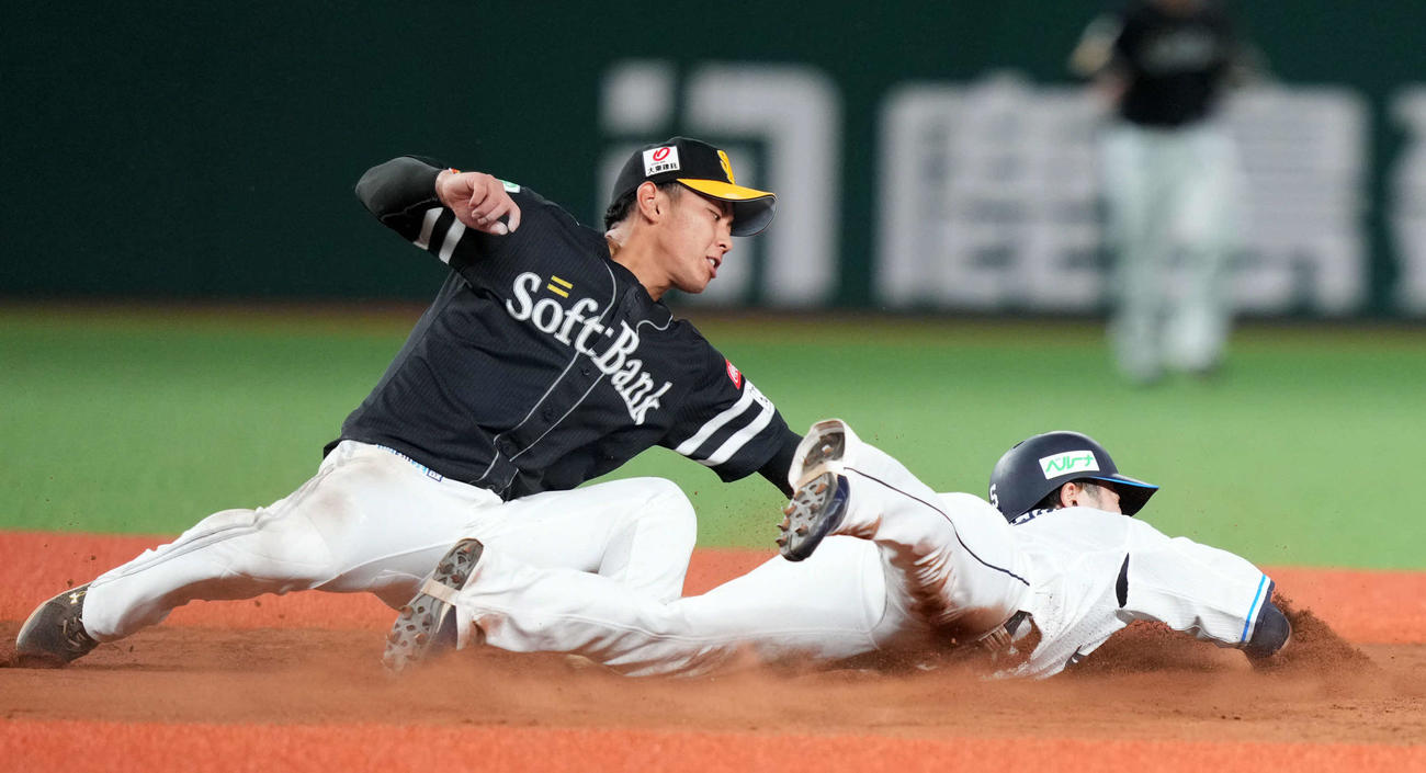 西武対ソフトバンク　9回裏西武1死一塁、二盗を狙った外崎（右）をタッチアウトにする今宮（撮影・横山健太）
